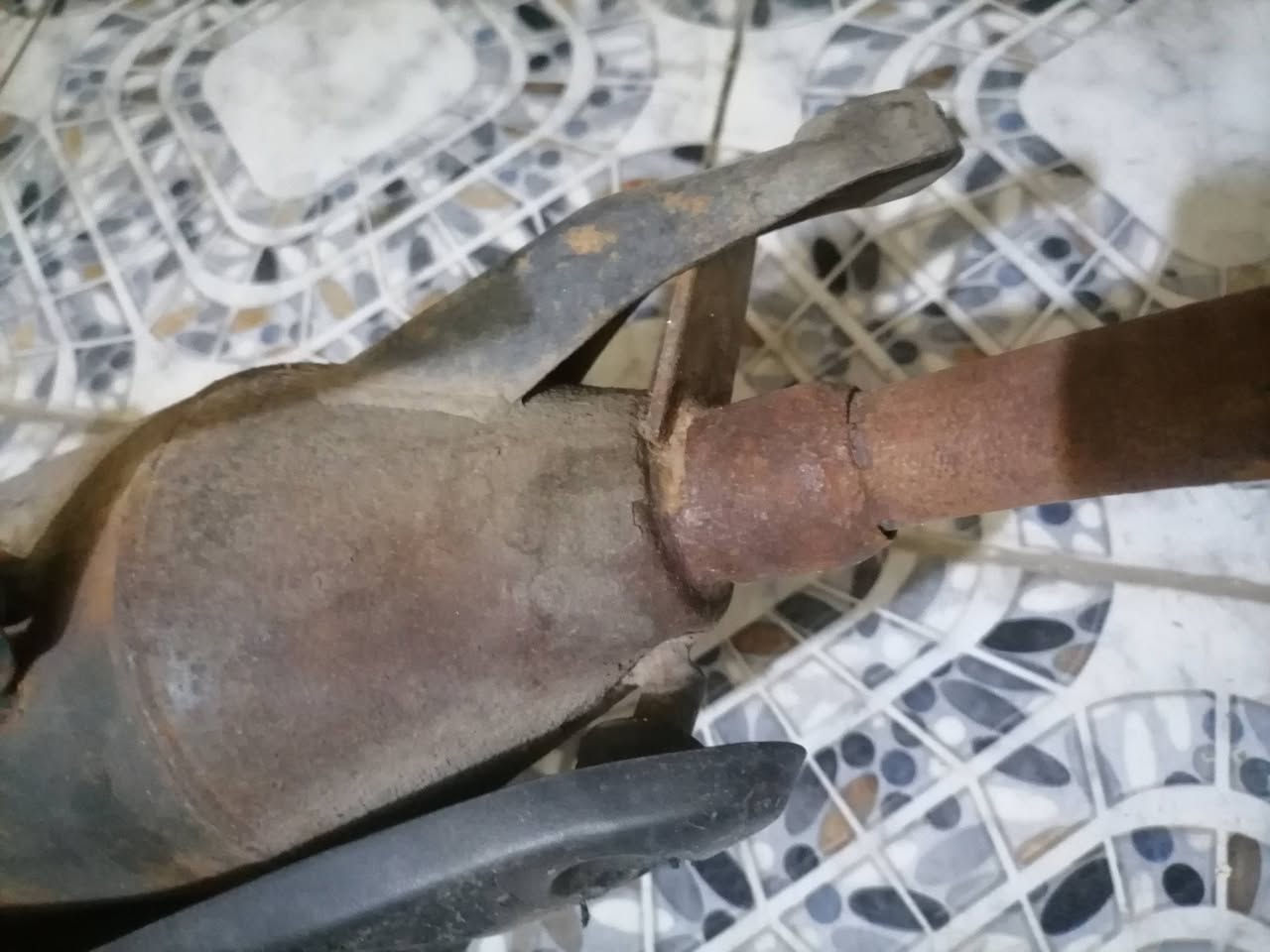 سلام عليكم عندي اكزوزات بلاديه لبيع اثنين جديدات مال رمبه واحد مال ماكس عدله و قجمه و
 لثاني مال بوليس مكان البصره القبله،رقمي /***********
