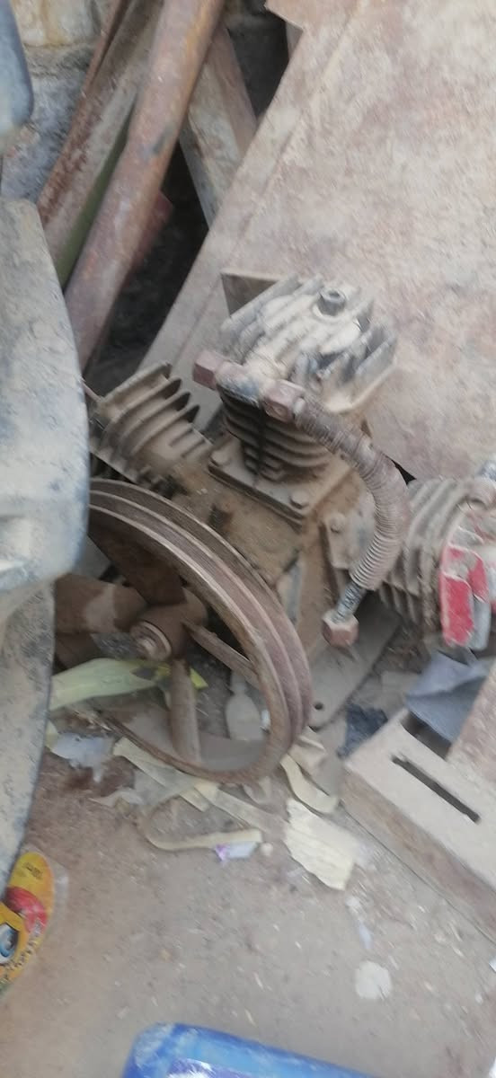 للبيع كمبريسر هوا العدد ٥ قطع معه تاروسات العدد ٨ كامل وغير كامل تاروسات اصليه نوع روسي وانكليزي واحده منهن كامله شغال والباقي بيهن نواقص ***********
