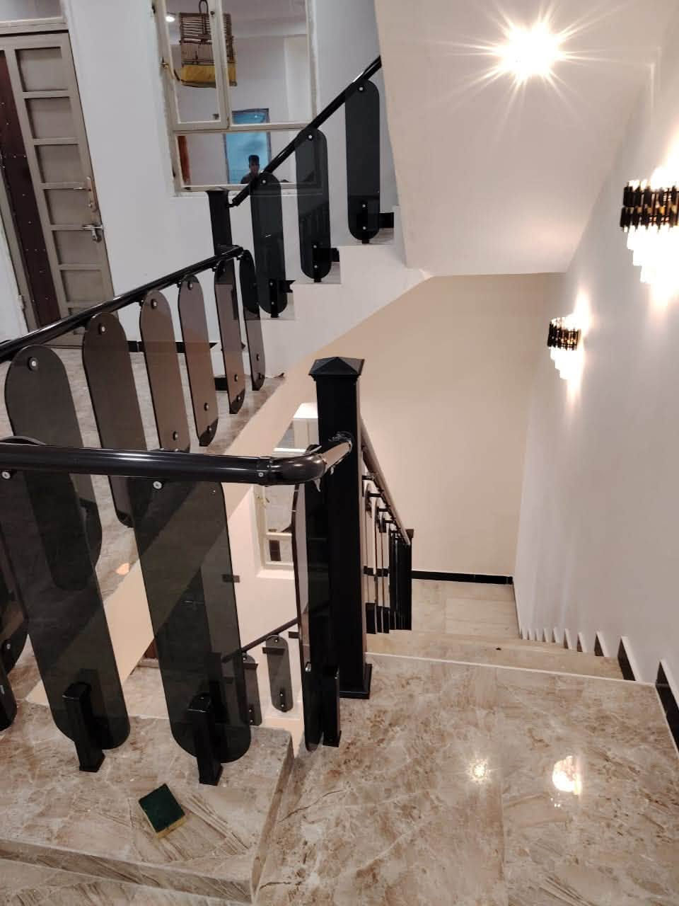 دار 🏠 للبيع   طابقين تشطيب جديد المساحه ١٠٠ م يحتوي ع 3️⃣غرف نوم ومطبخ وصاله وصحيات خارجيه وداخليه العنوان حي اور شارع السبيس 
*********** 📞
