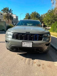 مكلف بالنشر  جيب كراند شيروكي موديل ١٩  لون سمنتي اصل  ماشيه ٦٣ الف كي...