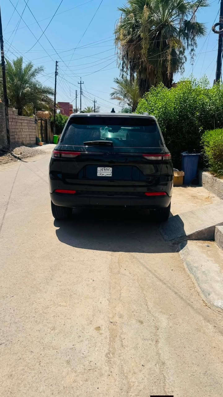 جيب كراند شيروكي موديل 2024 
كتاب شهداء

تشغيل عن بعد 
5 راكب 
محرك 6 سلندر
المرغوب 
صندوق كهربائي 
كير ماوس
بانزين فقط
ماشيه 7الاف ميل

 حادثها واضح بصوره قطعتين تبديل جاملخ وباب تبديل شركه وكاله نفسها بلادي

شويه صبغ جاملخ الخلفي 

داخلها جلد فتحه بانورامه 

سياره نظيفه مكفوله وجاهزة 

مكاني بغداد

سعرها 257 بيها مجال بسيط 

كامله هيه ورقم تستلم

نفس اليوم يسويلك وكاله

***********

