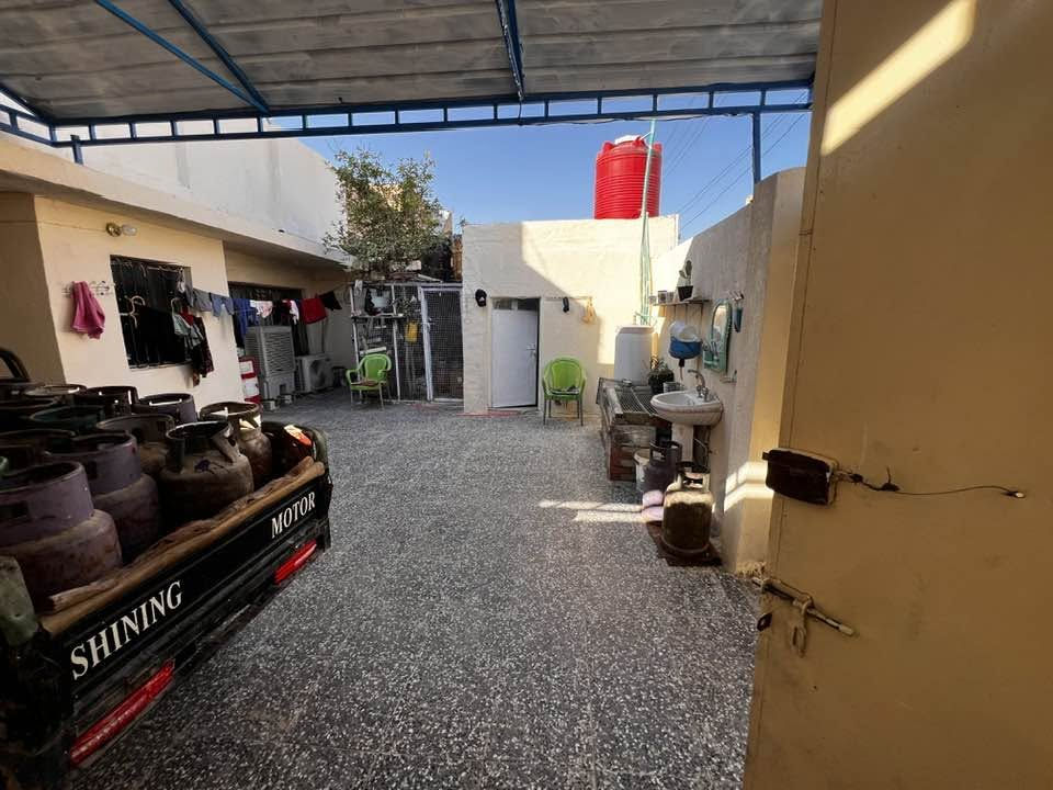 السلام عليكم 

🏠 منزل للبيع

للبيع منزل في ١٧ قرب مدرسة الصديق قريب محطة القادسية ، موقع مميز وهادئ وقريب من الخدمات.

📐 المساحة:٢٠٠ ** متر**
🏡 عدد الطوابق: ٢
🛏️ عدد الغرف: ٤ وستقبال وهول
🚿 عدد الحمامات: ٢ داخلي وخارجي
📄 السند: طابو صرف

💰 السعر: ١٥٠   وقابل للتفاوض للجادين.

📞 للاستفسار والتواصل:***********

للجادين فقط، والله يرزق الجميع 🤲

