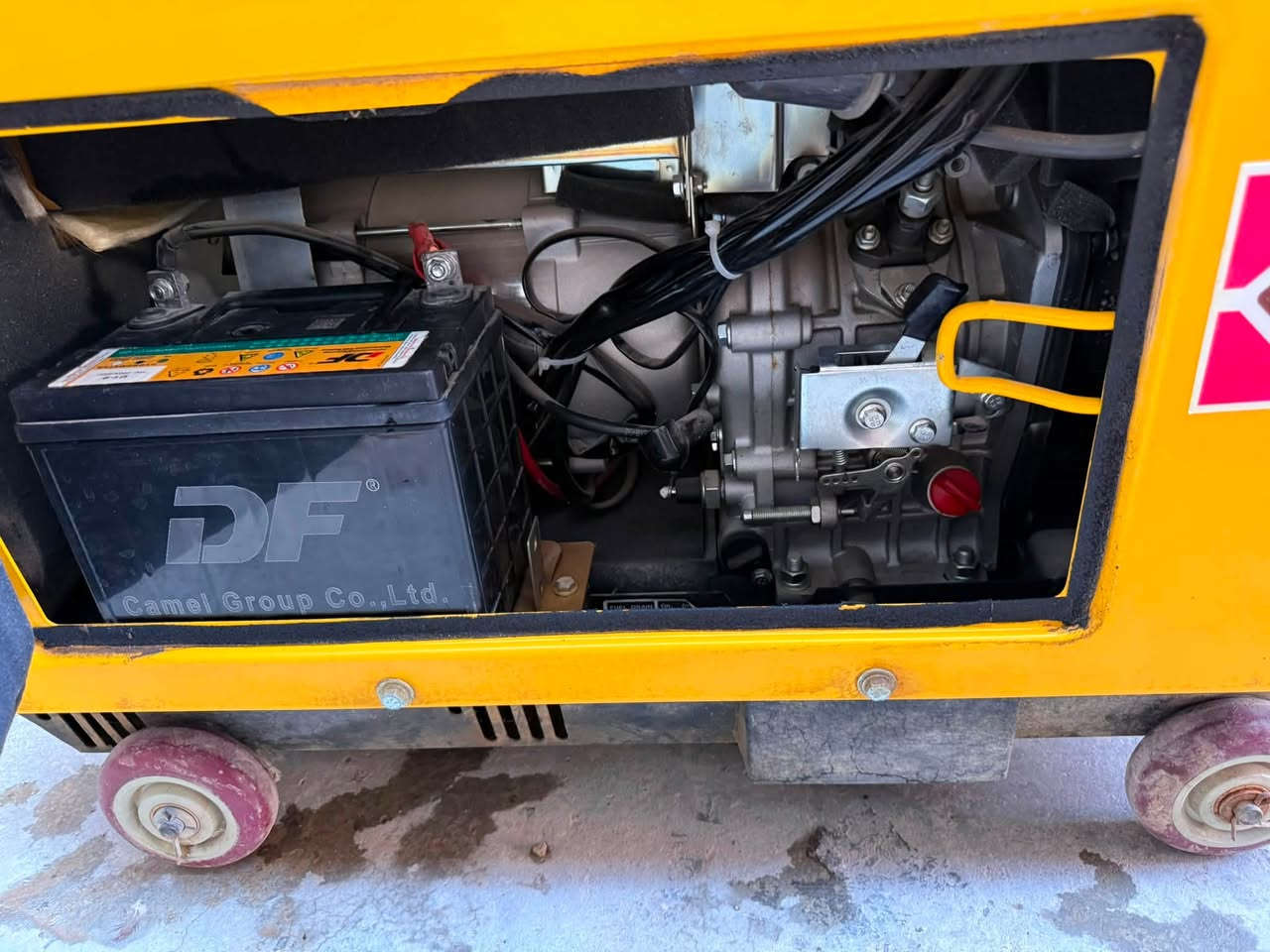 السلام عليكم 
مولد كاتم كاز للبيع
7000T
تبريد ع المكينه
الفولتيه 220 V
يولد 25 امبير 
مولد ما مشتغل اقل ال10 مرات 
مكانه ديالى بعقوبه التحرير 
للتواصل ***********

