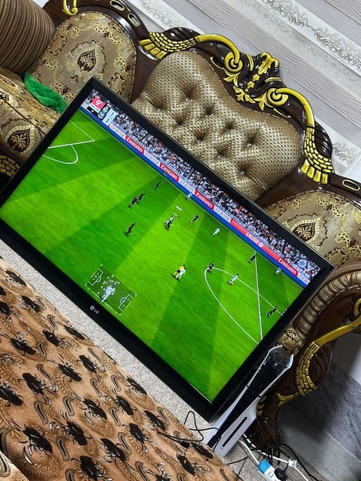 سلام عليكم 
اخوان شاشه LG حجم 47 للبيع شاشه حلوه ونضيفة لوك شخط مابيهه تفاصيل اكثر موجوده بال صور بيهه 3 منافذ HDMI للي يفيده سعرهه 170 الف 
عنواني خانقين سبعه نيسان 
للاتصال ***********
