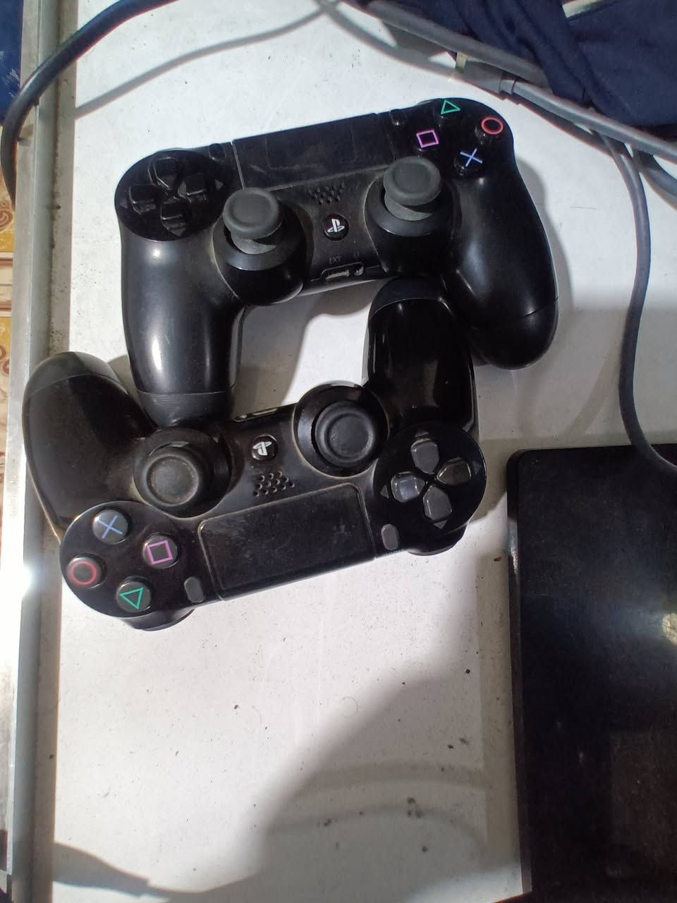 السلام عليكم ورحمة الله وبركاته 
PS4 pro 
1T 
نظام 11 تهكير قرص قابل لتغيير التهكير عبر الموقع نفس نظام 9 
يوجد فيه مجموعة العاب ضخمة  
مثل ما موضح ب الصور
يدات اصلي 2 شغالات ما بيهن اي عطل 
مروحة تبريد + شحن يدات 
كيبل شحن وتشغيل و HD 
كامل ملحقات 
UPS 1500 VA 
شغال طبيعي ما مستخدم فترة قليلة 
الجهاز فول نظافة 
السعر مع ال UPS 
450 الف وبي مجال مع العلم ال UPS مشتري ب ٩٠ الف 
بدون UPS 
400  وبي مجال 

المكان المحمودية اطراف بغداد 
رقمي***********
