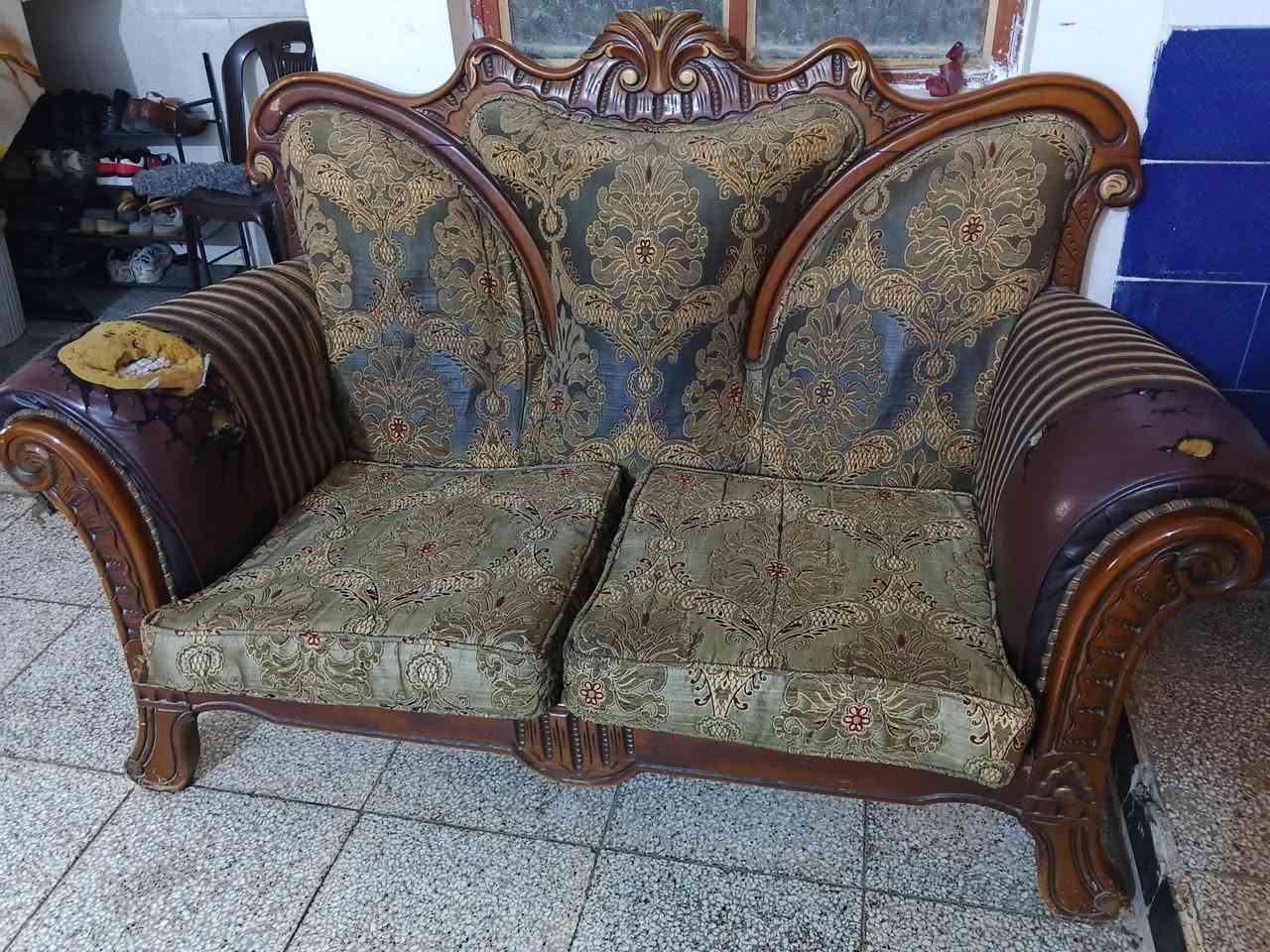 قنفات مصري صاج الباب الاول السعر ٣٠٠ وبي مجال للاستفسار *********** بغداد عدد المقاعد ١٠ يوجد مقعدين فرديين
