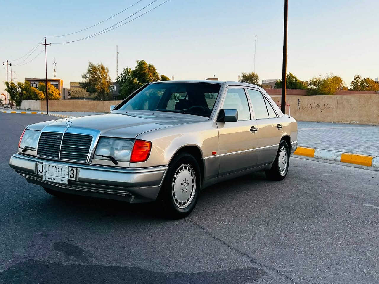 السلام عليكم اخوان
مرسيدس دب حجم 300E لون ذهبي 
رقم بغداد تحويل مباشر ثاني يوم ✅
محرك وكير VVT ياباني مكفولات لا تنقيص ولا بخار تبريد شرط ثلج 🧊 تخم تاير جديد 
دواخل جدا نضيفه مصبوغه عام للجماليه 
كهربائيات كلهه شغاله قواعد دبلات بلادي سياره جديده وأحلى من الصور مال جناي 
العنوان واسط 
السعر 53 وبيه مجال 
رقم الهاتف ***********
