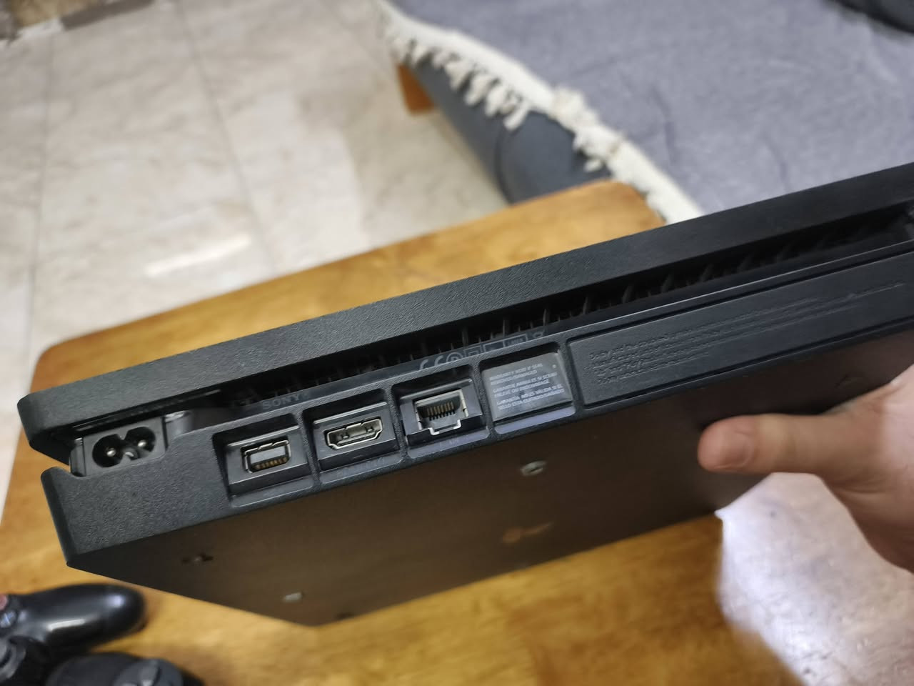 للبيع: جهاز PlayStation 4 Slim (نص تيرا - 500GB)
حالة الجهاز والمواصفات:

النظافة: مستعمل نظيف جداً ومفرمت وجاهز للاستخدام مباشرة.

الحالة الفنية: لا مفتوح ولا مصلح أبداً، ستيكر الشركة (الضمان الأصلي) موضح بالصور وموجود لم يلمس.

الأونلاين: غير مبند وسغال أونلاين طبيعي 100%.

المساحة: 500 جيجابايت.

الملحقات:

 (يدّة تجارية شغال طبيعي + يدّة أصلية تحتاج تصليح ).

كابلات التوصيل كاملة (كابل الطاقة، كابل HDMI).

السعر: (200 وبي مجال )

المكان: ( بغداد )

التواصل: ***********
