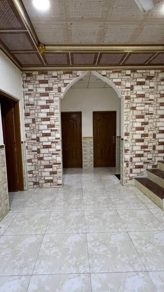 بيت للأجار
القبله حي الرشيد مقابيل الوكيله ام فؤاد

مساحة 216 م

طابقين

 يقع ع شارع 20م بيت حديث

مجموع غرف المنام 6 اثنين منهم ماستر 

ويحتوي على استقبال وصالتين
ومطبخ حار وبارد 

وكراج وصحيات داخليه وخارجيه

الاجار مليون وربع نهائي
#عقارات_احمد_للأستثمار_العقاري 
***********
***********
