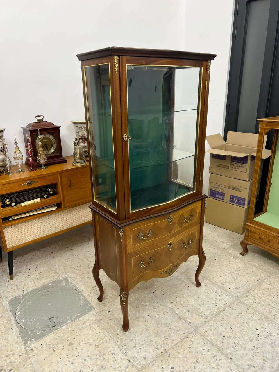 فاترينه فرنسي قديم نظيفه 100‎%‎
***********
