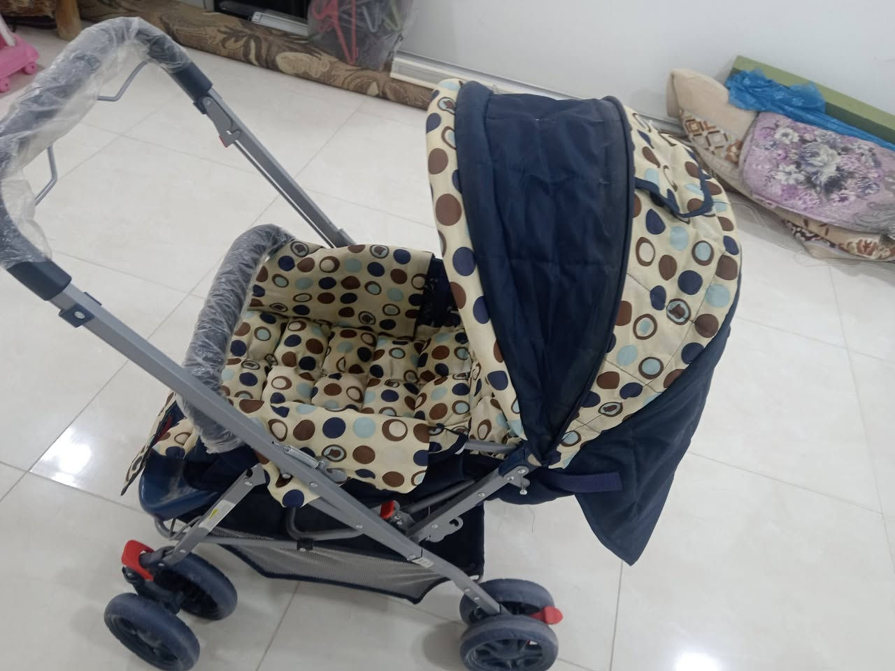 عربانة اطفال مستخدمه قلي داخل البيت للبيع سعر 45 عنوان كاطون الرحمه مقابيل فرن دبي للاتصال ***********
