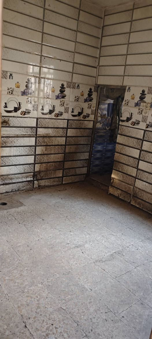 بيت 100 متر الايجار
غرفتين وصاله وستقبال وحمام 2
شارع المطار القديم 
خلف اسواق فارس 
شويه تعبان يرادله صبغ  لبيت بس الي ياخذه
يعمره وشهر اله 
***********
واساب موجود
