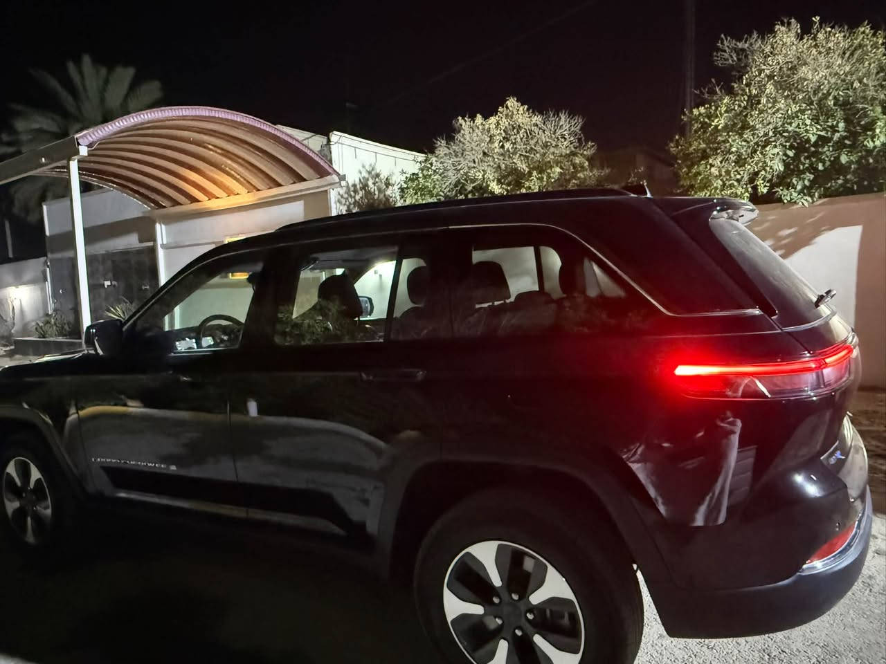‏  Jeep Grand cherokee 4xe 
موديل 2024 4x4 هايبرد
🚗🚗ماشية  42
الداخل لونين مطعم بصاج
إنارة داخلية LED 
5 راكب 
‎3 انضمة بنزين +هايبرد +كهرباء
حادث بسيط على كد شبر صبغ بخشم بنيد
بدون تبديل اي قطعه
بدون ايرباك
دعاميه اماميه بلادي
لايت امامي بلادي
#مواصفاتها
.  
.بصمه تشغيل عن بعد
بنورما فول
3 شاشات
.دمام خلفي
.كشنات جلد
.كشن السايق ميمري
.كشنات كهرباء
.صندوق كهرباء
.حساسات خلفيه 
. قطعتين تبريد 
.اشاير بالمري
.رادار امامي
.رادارات خلفي
خمسة وضعيات قياده
. كير ماوس
. نظام منحدرات
. هيترات بالكشنات 
.ويل كب كروم
.لايتات لد
.بكلايت لد
.كشافات
.بصمة ابواب
. نضام توقف ذاتي
فول مواصفات 1/1  بعد بيها مواصفات
السعر 30500 وبيه مجال
للاستفسار اكثر الاتصال على الرقم

***********
