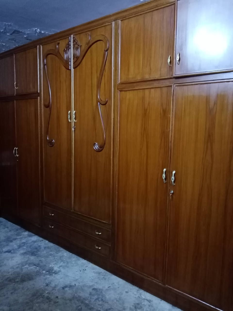 السلام عليكم. توفرت
1.. غرفه 6طابقين  شغل حطاطه  داخل سنديان خارج صاج... ظهر جرجوبه...
2.كنتور 3باب داخل خارج صاج ظهر جرجوبه ارتفاع 230سم..كل باب وحده.. 

3..كنتور 3ابواب ملحق شغل حطاطه كل باب وحده.

4..ميز مرايه شغل ثكيل صاج بورمي..

5..سرير نفر مكتبه مع كومدي..

6..تخت نفرين  دوشمه.. 

معلمين.. تواصل خاص او. اتصال . *********** بي واتس.
