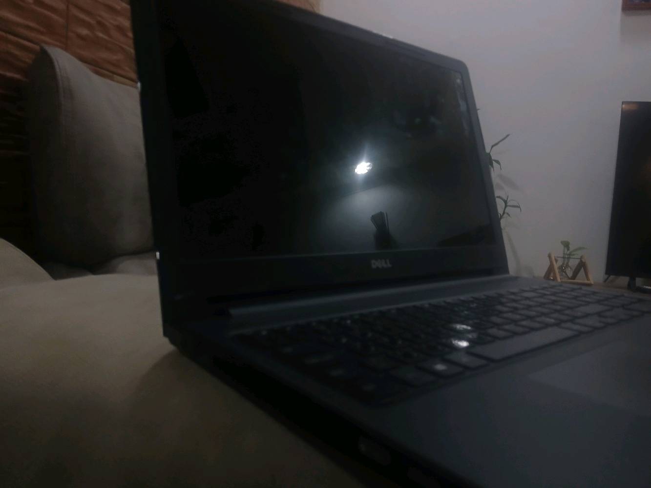 لابتوب Dell للبيع السعر 180 الف وبي مجال قليل وموجوده الشاحنه