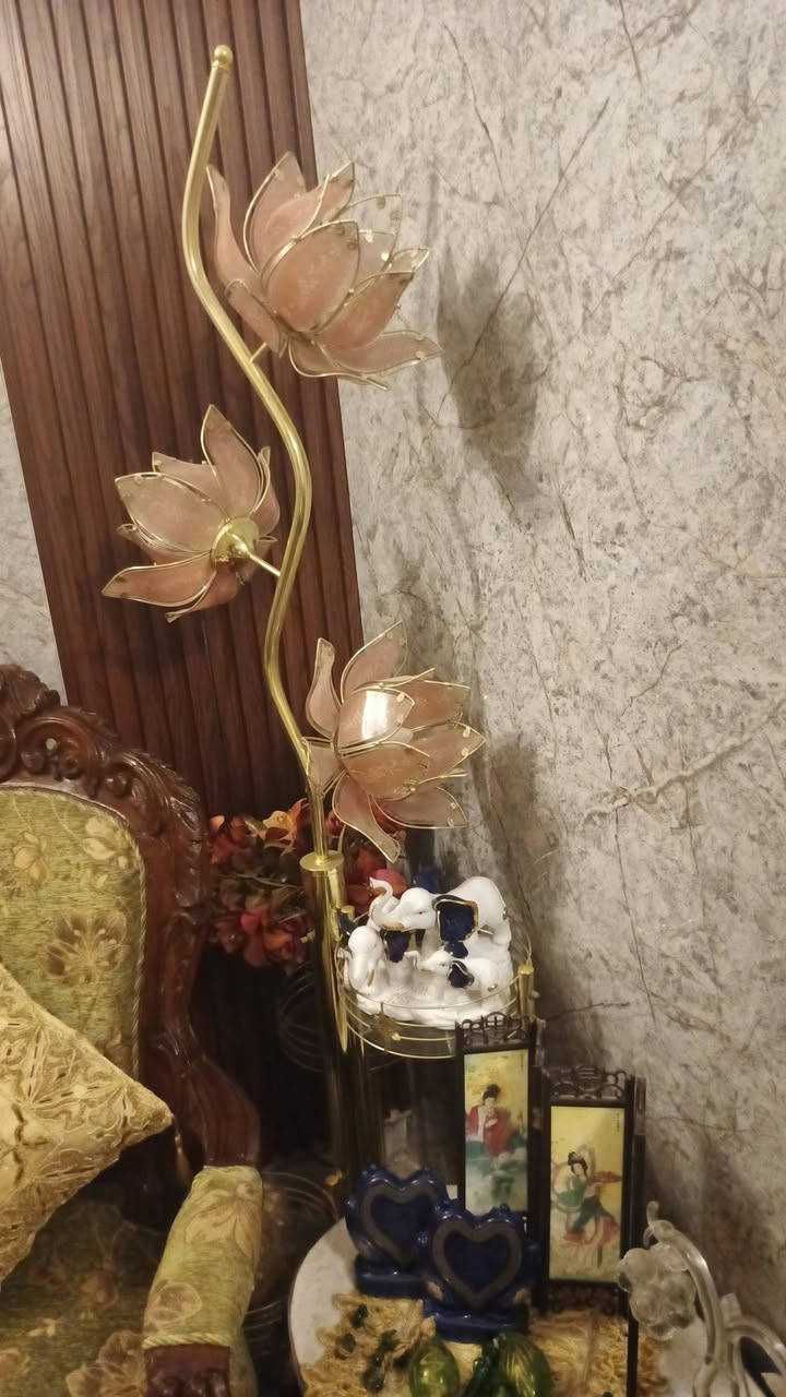 تخم قنفات اثنين ثلاثي واربع كراسي خشب تحفير اخو الجديد استعمال قليل مابيه اي ضرر وميز وسطي واربع طبلات مرمر مع تيبلام  بغداد ***********
