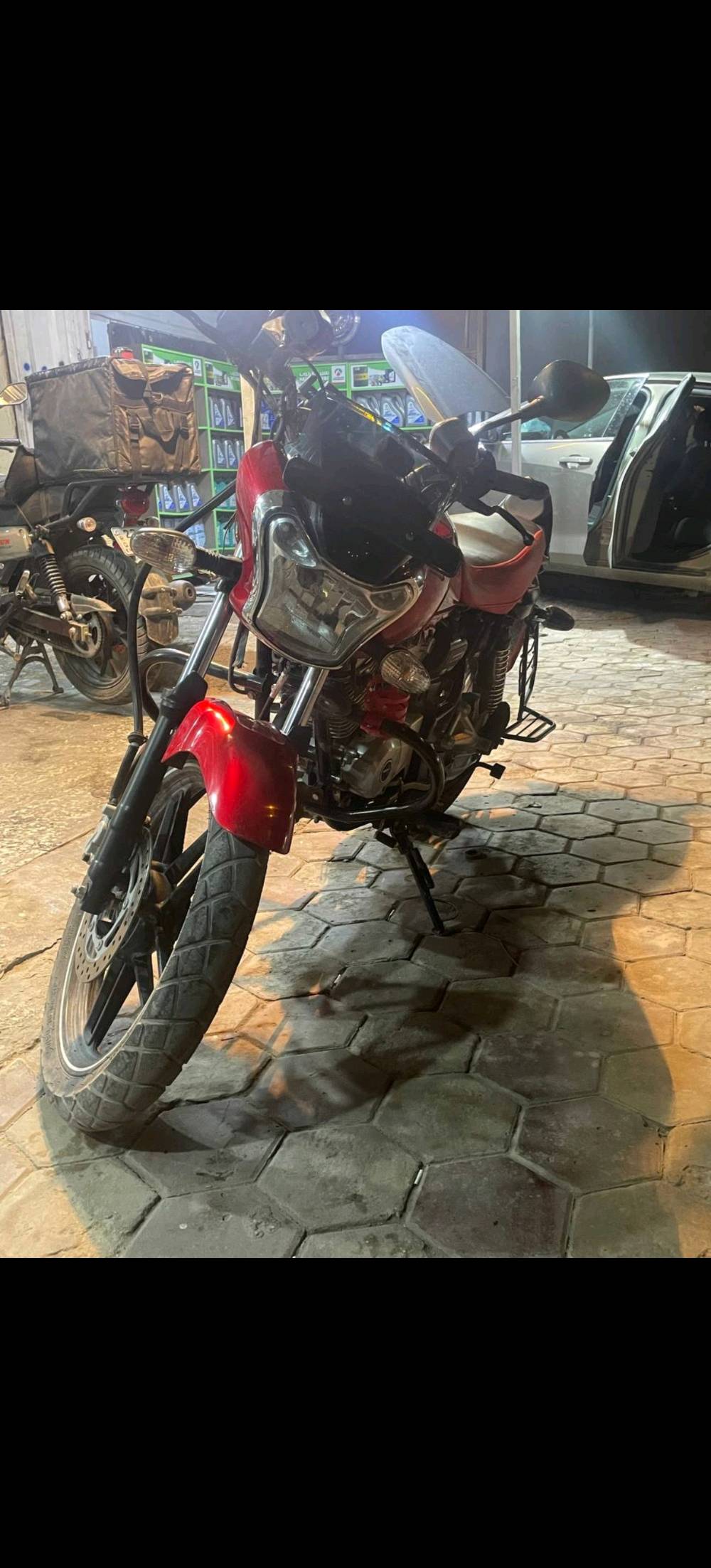 للبيع دراجة Bajaj V15 بحالة ممتازة 
دراجة Bajaj V15 نظيفة جدًا، استخدام شخصي، شغلها مرتب وما بيها أي مشاكل، تمشي بثبات وناعمة بالطريق، اقتصادية بالبنزين ومناسبة للاستخدام اليومي.
 المحرك ممتاز
 القير والكلتش ناعمين
 الشاصي مستقيم
 الفرامل ممتازة
 الإطارات بحالة جيدة
 جاهزة للاستخدام فورًا
 السعر: 1,500,000 دينار عراقي (قابل للتفاوض للجاد)
 المكان: بغداد – الغزالية
 رقم الاتصال: ***********
 الصور حقيقية
 الاتصال للجادين فقط