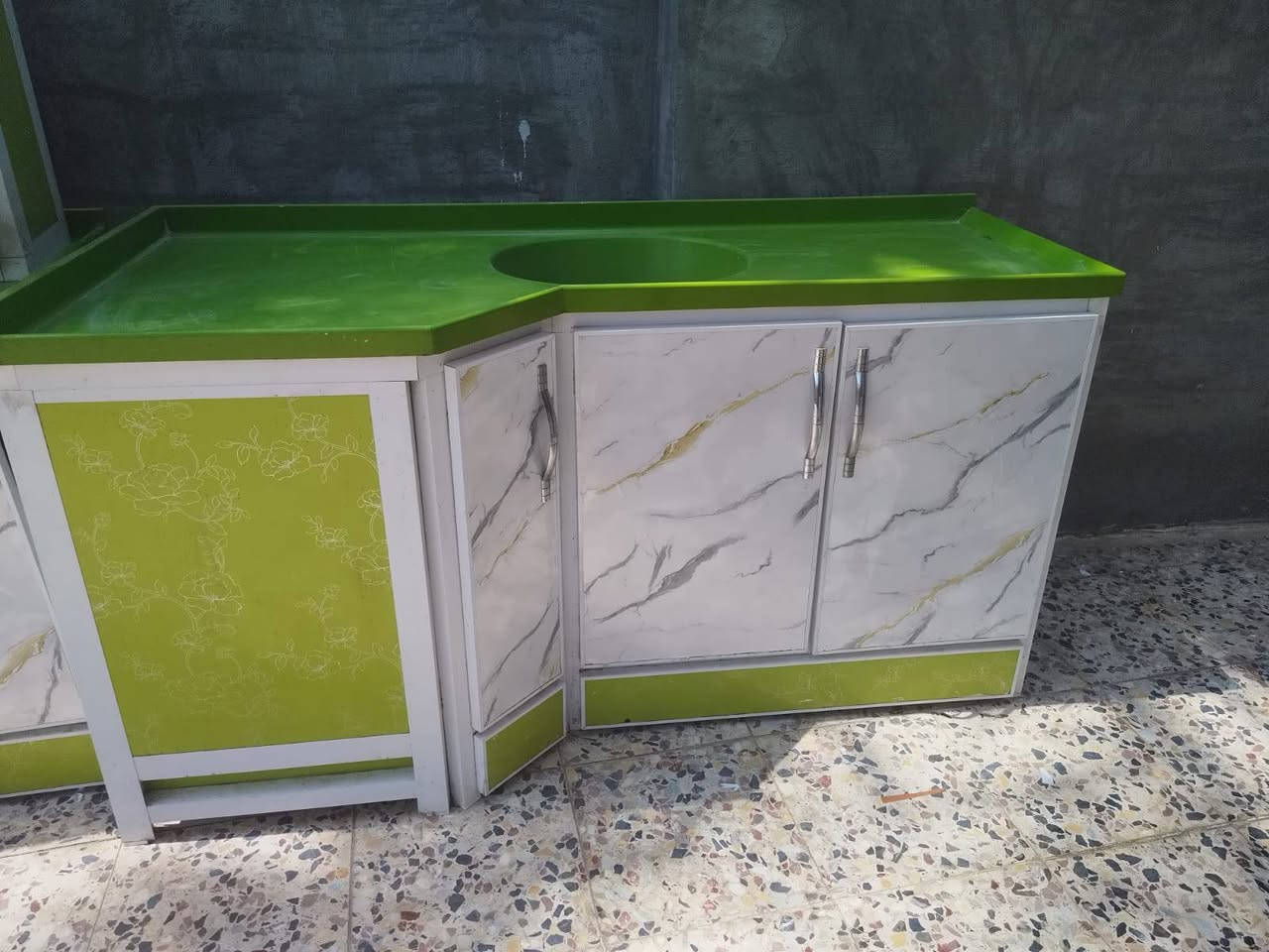 ...كاونتر مرمر نكسرت بلنقل وفطر كلش كلش بسبط بطارفم رمره السنك لونه الاساسي. اخضر بلكامل اريده عل. وضعه ٢٤٠ الكاونتر كلش. نضيف
المكان ابو. غريب موجود توصيل بكروه 
***********
...كاونتر مرمر نكسرت بلنقل وفطر كلش كلش بسبط بطارفم رمره السنك لونه الاساسي. اخضر بلكامل اريده عل. وضعه ٢٤٠ الكاونتر كلش. نضيف
