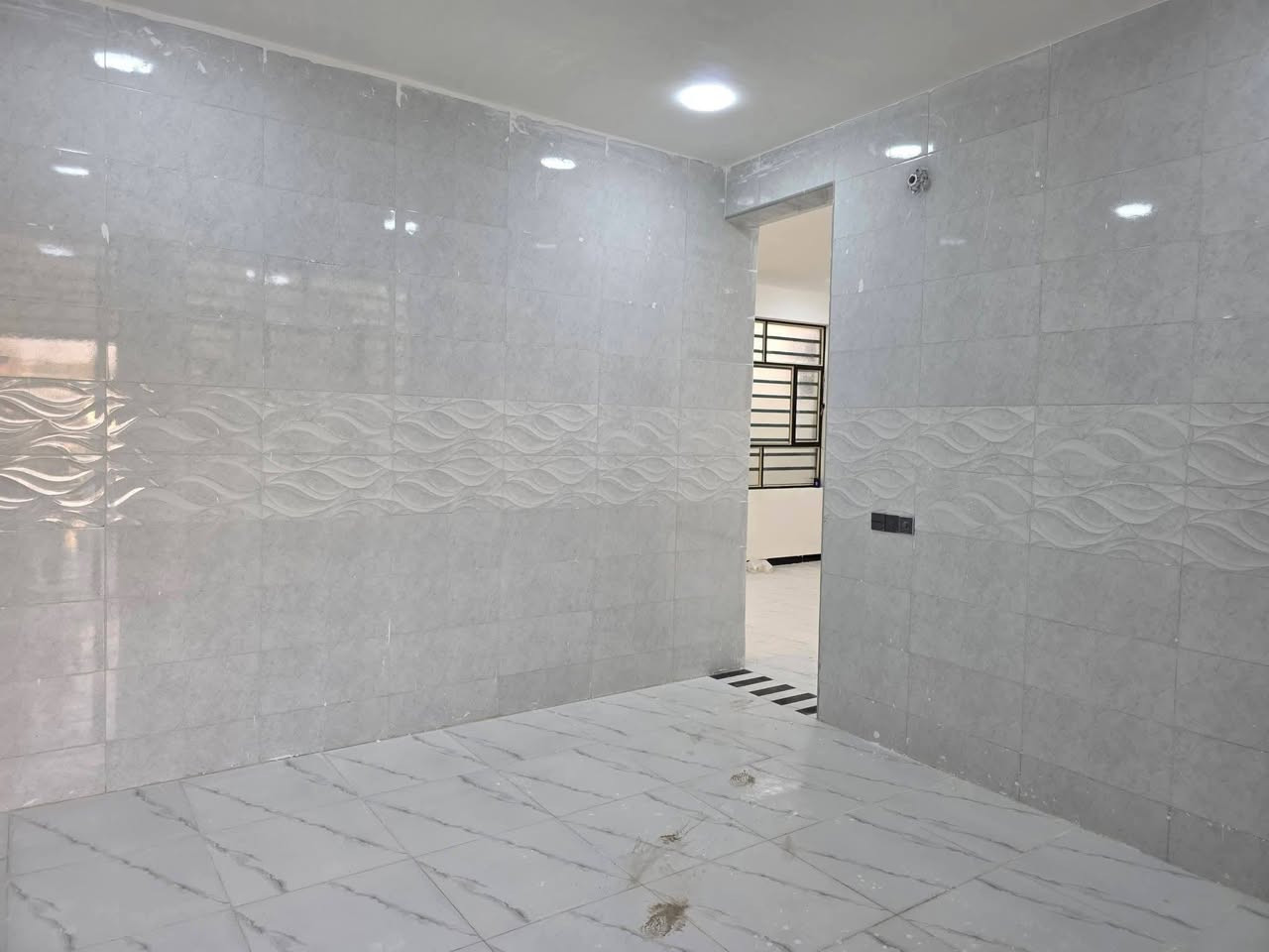 السلام عليكم دار سكن للبيع حديث البناء درجة اولى غير مسكون في الكوت منطقة حي الحكيم نزلة الوائلية بالقرب من شارع الصب مساحتة 180م البناء طابوق درجة اولى والسقف صب مسلح والارضية والجدران سيراميك ويتكون البيت من غرفتين نوم وصالة واستقبال ومطبخ وصحيات داخلية وخارجية وكراج وحديقة ومرقم من قبل البلدية السعر 68 وبي مجال الاستفسار الاتصال على هذا الرقم ***********
