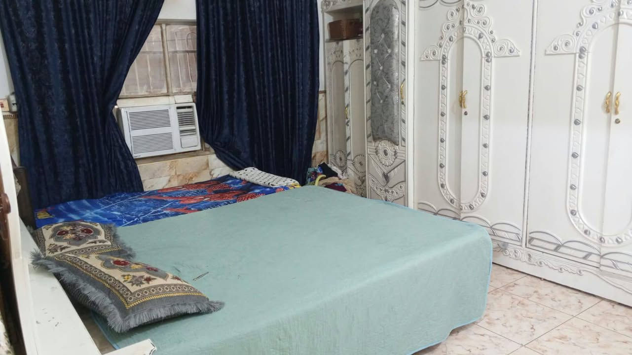للبيع دار ملك صرف حي المعلمين طابقين جاهز المساحه 200م قرب مدرسة علي جواد الطاهر إتصال ***********
