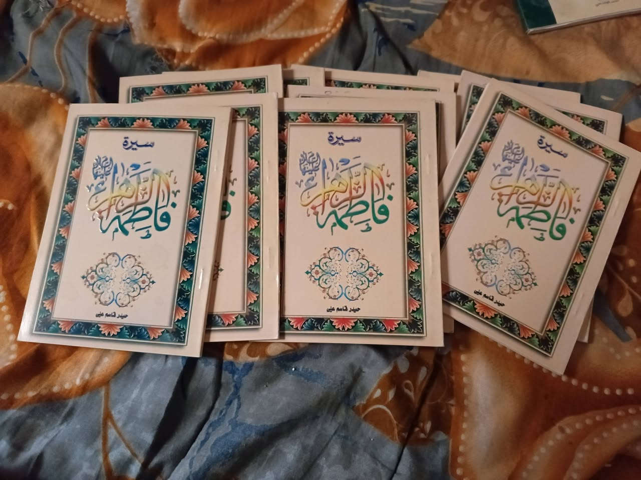 السلام عليكم
سعر جميع التي التي في الصور هو 35,000 
علما أن كتاب وصايا الامام علي 28 نسخة
و كتاب سيرة فاطمة الزهراء 10 نسخ 
و روايات الجيب 8 نسخ
يوجد توصيل لجميع محافظات العراق 
***********
