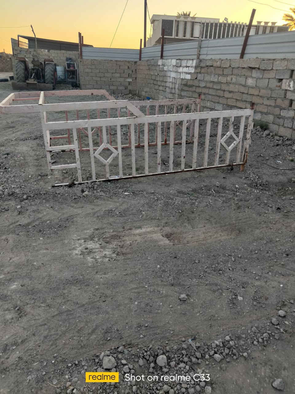 سلام عليكم للبيع محجر كيه عموشه عوزه بس شبجه نضيف مكان بغداد أبو غريب سعر 225 وبي مجال ***********
