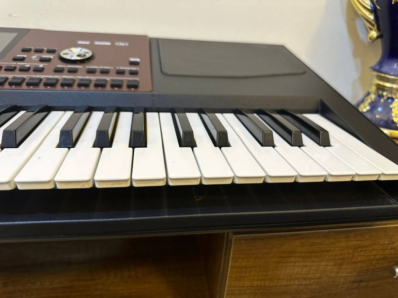 🎹 للبيع KORG PA700 – فيشة صفره 🇮🇹
الجهاز بحالة ممتازة ونظيف جداً،
🔹 فيشة صفره
🔹 كارتونة أصلية
🔹 كتلوك
🔹 جنطة أصلية
🔹 الجهاز على وضع الشركة وما مفتوح ولا متلاعب بيه
🔹 ويا سيت 2026 احترافي، مشتري السيت بـ 90$ 💿
الجهاز جاهز للشغل والطربيات والحفلات، وما يحتاج أي شي. الجهاز ع ايد وحده من الكارتونه فاتحه بيدي  ماطالع حفلات لان اصلاً مااعرف اعزف 
💰 السعر: 875$ قفل نهائي
❌ غير قابل للتفاوض
عنواني بغداد 
📍 البيع  فقط في العراق 
***********
