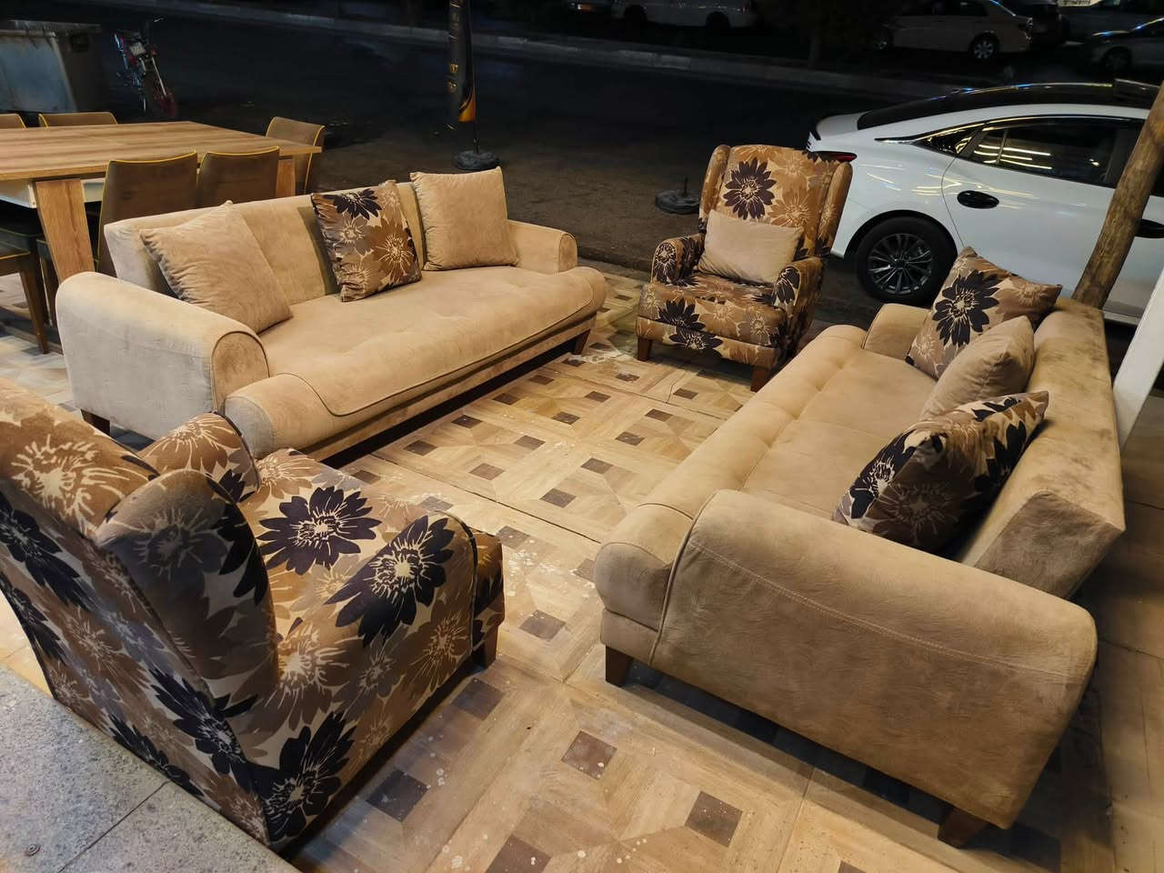 موبليات لا ماسو 🛋️
سيت كامل من ماركة الفيمو مستخدم نضيف كلش 

يتكون من تخم ٨ نفرات بميزة السرير وميز طعام ٦ كراسي يتكبر ويتصغر  وقنصل يفتح وينسد بجكات هيدروليك 

يتوفر توصيل 🚚 الى جميع محافظات العراق

للحجز الفوري راسلنا واتساب☎️:***********  

📍العنوان اربيل سايدين المنارة مقابل سوق اللنكة الجديد مقابل عمارة F

⏰ يومياً من 10 صباحاً لـ 11 ليلاً ‎
