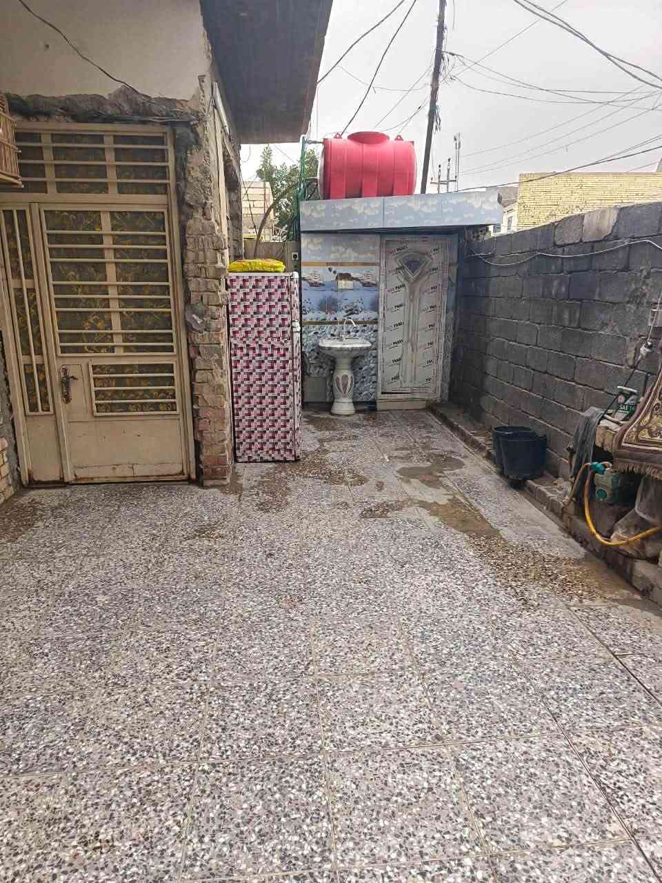 السلام عليكم من رخصت الادمن بيت للبيع المساحه ٢٠٠ متر الواجهة ١٠ النزال ٢٠ يحتوي على ثلاث غرف نوم وستقبال ومطبخ ومساحه درج وصحيات داخليه وخارجيه البيت بناء طابوك السكف صب كونكريت جاهز للسكن ملاحضه المنطقه جانت تجاوز وحاليآ زراعي // استفسار ***********
