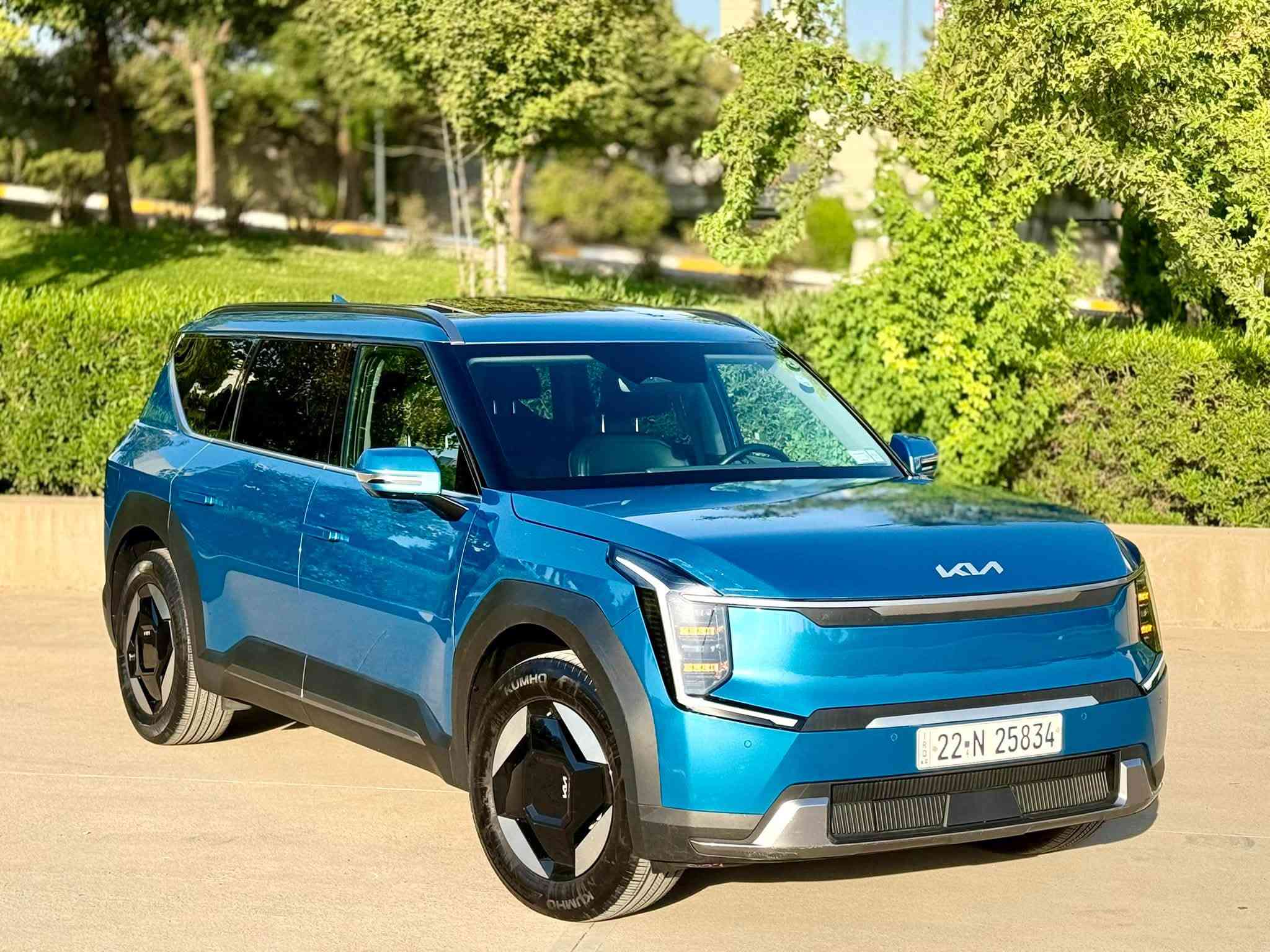 🚙 للبيع | Kia EV9 AWD كهربائية ⚡

Kia EV9 AWD 2024
فخامة، حجم عائلي كبير، وأداء كهربائي قوي مع دفع رباعي.

🔹 اللون: أزرق
🔹 الممشى: 6,684 ميل فقط
🔹 سنة الصنع: 2024
🔹 المحرك: كهربائي بالكامل ⚡
🔹 البطارية: 99.8 kWh
🔹 القوة: حوالي 379 حصان
🔹 الدفع: AWD دفع رباعي
🔹 مدى شحن يصل إلى 550 كم
🔹 3 صفوف / 7 مقاعد

⭐ المواصفات:
✔️ محركان كهربائيان Dual Motor
✔️ دفع رباعي AWD
✔️ بطارية كبيرة 99.8 kWh
✔️ عزم يصل إلى حوالي 700 Nm
✔️ شحن سريع 800V
✔️ فتحة سقف
✔️ شاشة داخلية كبيرة
✔️ أنظمة أمان ومساعدة متطورة
✔️ كاميرات وحساسات
✔️ مثبت سرعة متكيف
✔️ نظام المحافظة على المسار
✔️ تشغيل بصمة
✔️ والعديد من الإضافات الأخرى

🔧 حالة السيارة:

✅ السيارة بدون صبغ (جاملغ أمامي يمين مبدل نفس الون فقط )
✅ جميع الأيرباكات أصلية 

🔑 رقم الشاصي:
KNDAFFS53R6045930

💰 السعر: $26000 
💬 قابل للتفاوض بعد المعاينة

📍 الموقع: أربيل

📞 للاستفسار والتواصل:
***********
واتساب / اتصال / فايبر
