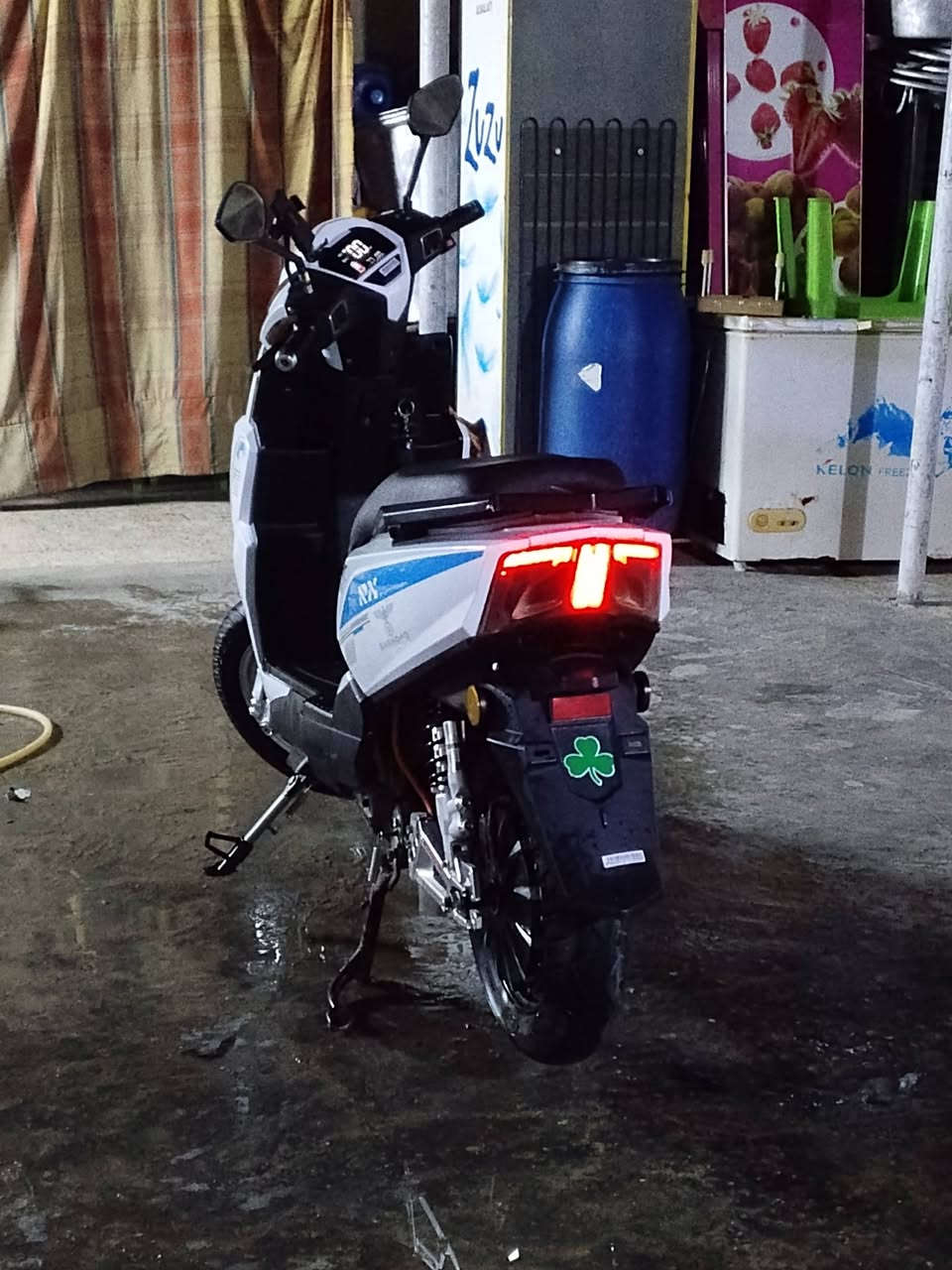 السلام عليكم
دراجة كهربائية للبيع🛵

♦️شركة بغداد 

♦️النوع RX

♦️السرعة الحقيقية 60

♦️نضام الR الرجوع الى الخلف

♦️نسبة النظافة 70%

♦️مري كاربون فايبر

♦️الملف 3000W

♦️A36

♦️72V

♦️6بطارية

♦️شيال رياضي

📍 ملاحظة الدراجة مبدل سكليتر و عمبار بريك جدد

و الإشارة بية خلل متشتغل و الجاملخ نقص

تجي وتشوف الدراجة مثل ما ذكرت النضافة70%

💰🤑السعر........600الف وبيها مجال

العنوان 📍 بغداد الزعفرانية 

رقم الهاتف 📞***********

ليريد يتصل ممتواجد على الانترنت
