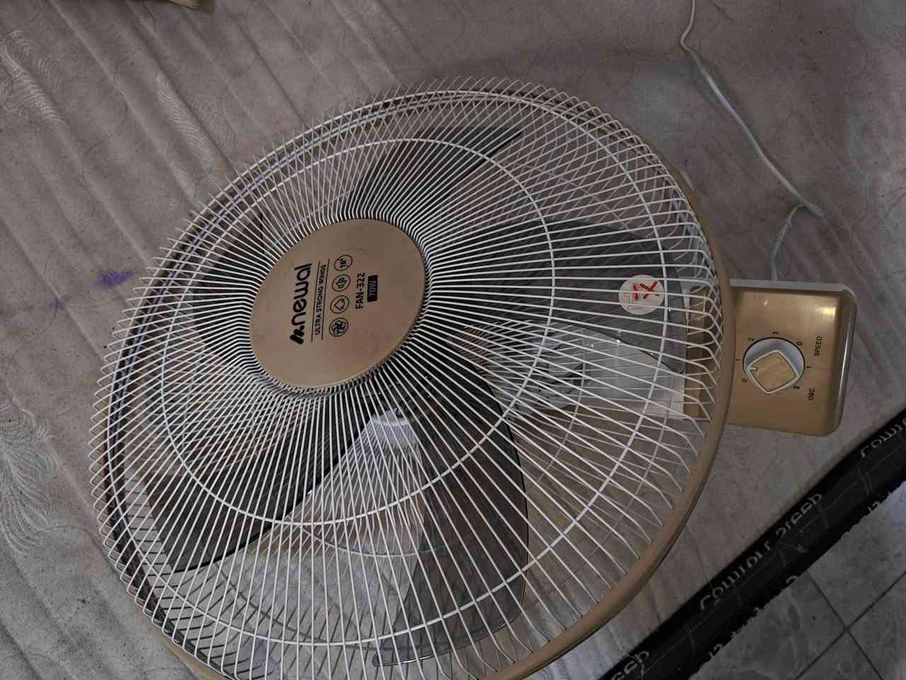 مروحه جداريه جديده فقط فتحتها من باكيتها  سعر 55  بغداد الدوره
***********

