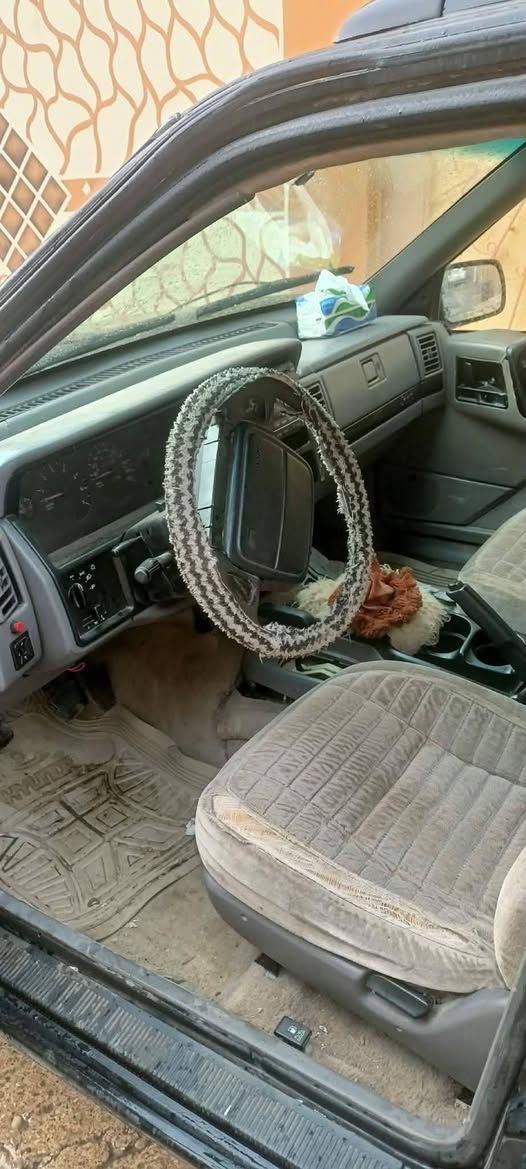السلام عليكم ورحمة الله وبركاتة 
جيب شيروكي موديل 1994
رقم نينوى شرط التحويل 
كير عادي مكينه سوبر 6 
شاشه جامات كهرب قفل مركزي 
سياره حلوه وكاعده السعر 29وبيها مجال***********رقم الهاتف طخمها تعبان بيع فقط
