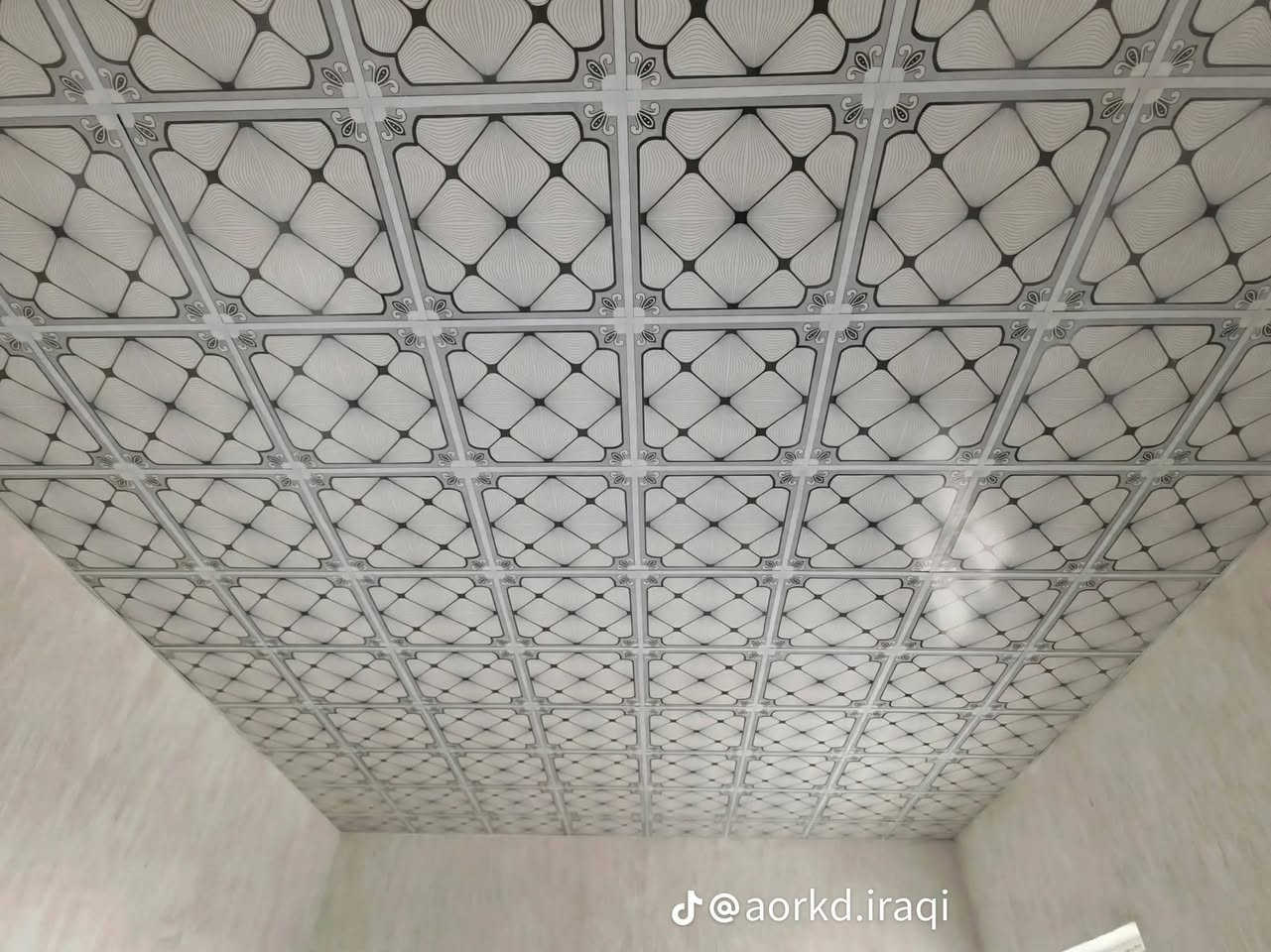 السلام عليكم صباغ متفرغ شغلي صبغ ورق جدران بديل الرخام بغداد مراسله عل خاص ***********

نص مكتوب في الصور:
- @aorkd.iraqi