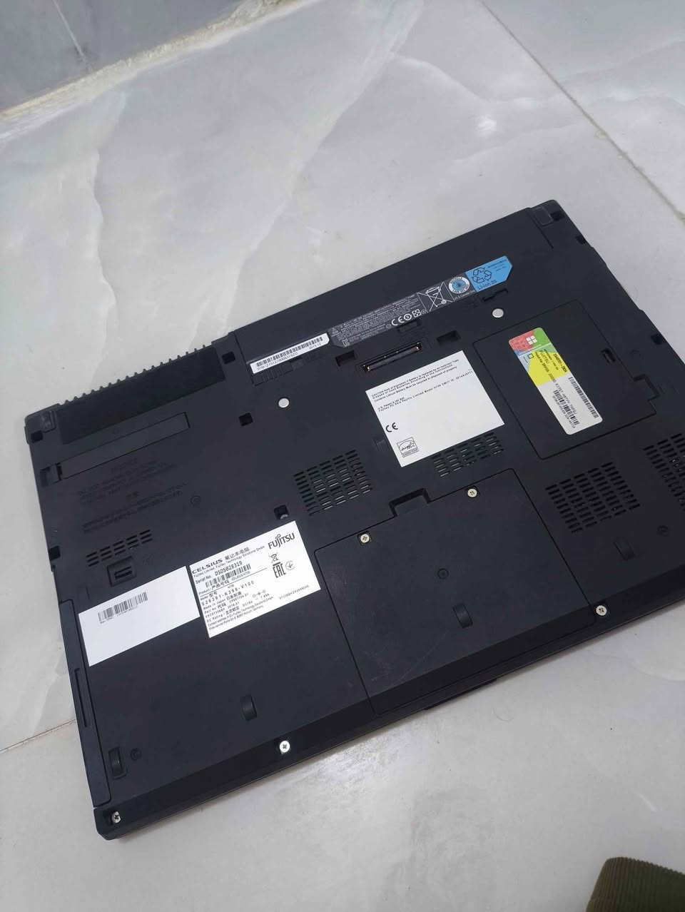 🔥 لابتوب Workstation فوجيتسو للبيع - أداء قوي ونظافة فول 🔥
جهاز Fujitsu Celsius H730 مخصص للشغل الثقيل (برمجة، تصميم، ورندر). نظافة خارجية وداخلية 100%، ومبدلله معجون حراري أصلي (ARCTIC MX-6) يعني حرارة ثلاجة جوه الضغط العالي.
📌 المواصفات باختصار:
المعالج: Intel Core i7 4810MQ (رباعي النواة - أداء عالي للكرف).
الرام: 16GB (الجهاز بي 4 منافذ للرام، يعني تكدر تطوره لحد 32GB براحتك).
التخزين: SSD 256GB سامسونج (سريع جداً، وقابل للتطوير وزيادة المساحة).
كروت الشاشة: مدمج Intel 4600 + منفصل NVIDIA Quadro K1100M (للتصميم والشغل الهندسي).
النظام والإضافات: Windows 10، مع محرك أقراص DVD.
📍 المكان: كربلاء - الحسينية -العطيشي-ماعندي توصيل الاستلام مباشر
💰 السعر: 250 ألف دينار (وبيه مجال بسيط).
للتواصل والاستفسار، راسلني خاص.
او انتصل على الرقم /*********** كربلاء, العراق
