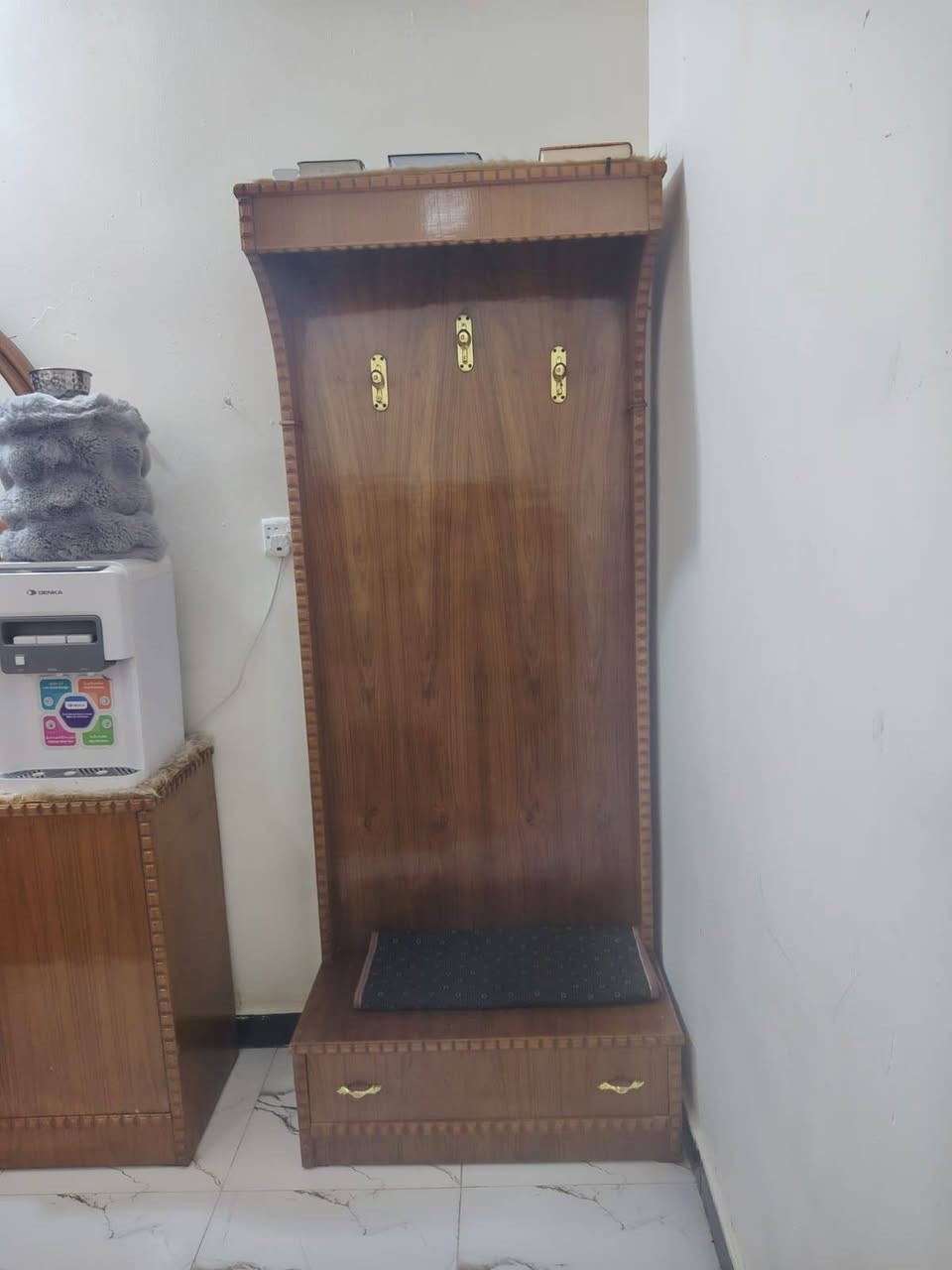 السلام عليكم 
غرفة اخشاب نضيفه للبيع 
السعر مليون ونص 
للاستفسار اكثر اتصل على هذا الرقم ***********
المكان بغداد الغزاليه
