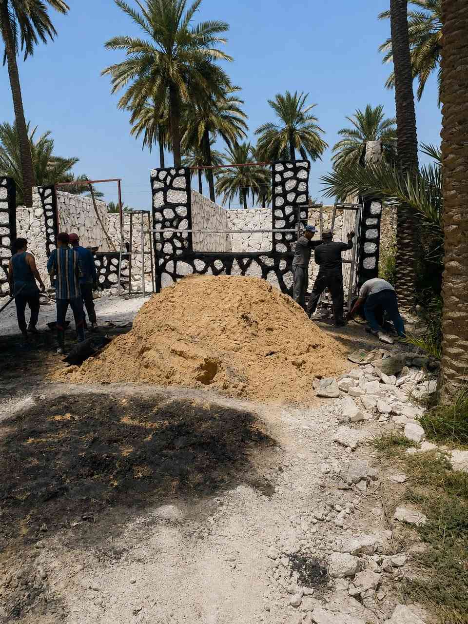 🪬⚠️عندك بناء بيت او سياج او تطبيگ ممرات او بحيرات اتصل والباقي علينه ‏شغل درجى اولى كرسته وعمل والاسعار مناسبه للتواصل واتساب ***********
او الاتصال ***********￼
