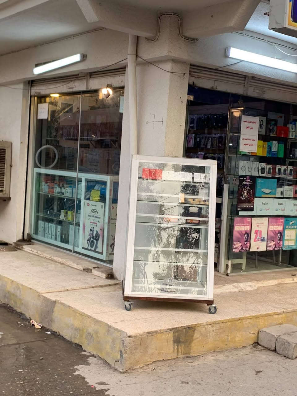 السلام عليكم محل موبايلات كامل للبيع المحل ركن  عنون المحل حي دوميز مقابيل ماكس شاورما للتواصل على رقم  ***********

