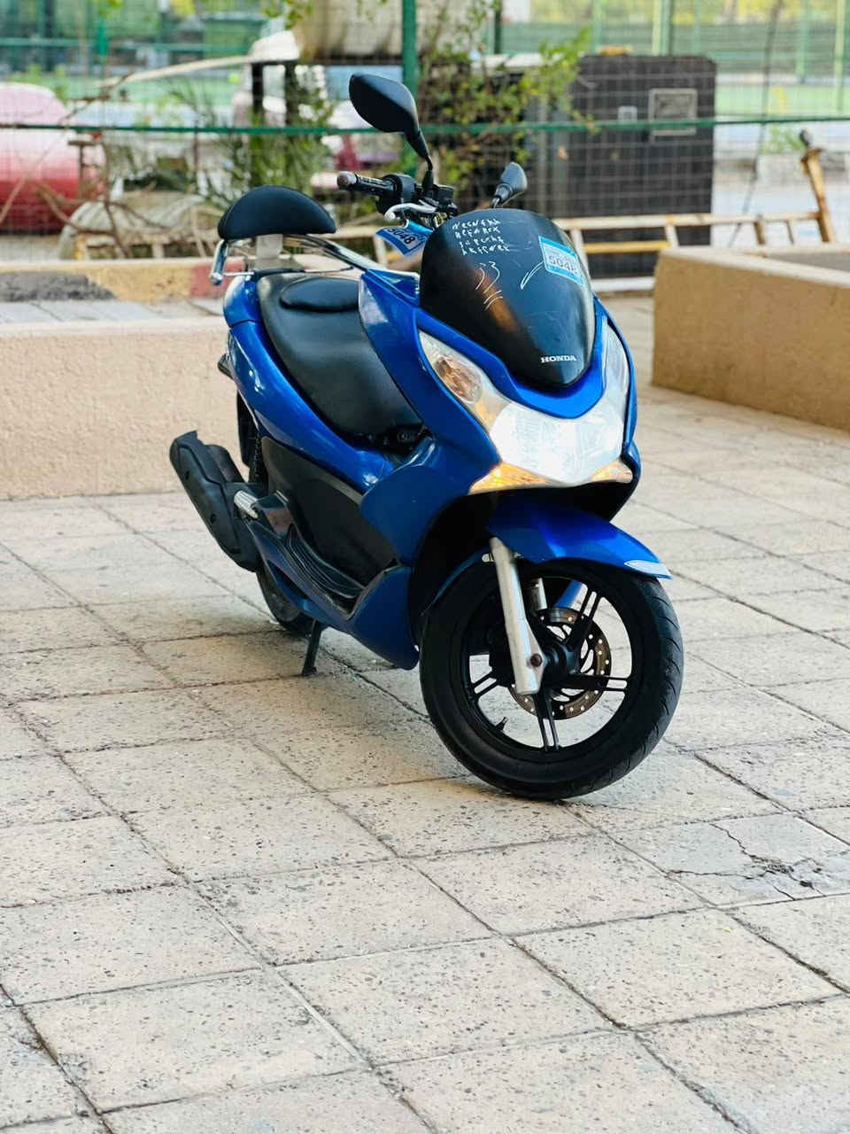 السلام عليكم للبيع دراجه pcxجيل الاول ماشيه37الف  دراجة  ماخذها رمبه الدراجه وأعلى ايدي حجم مكينه 150ياباني الاصلي دراجه جديده مال جناي وعلئ ايدي  
ياباني الاصلي دراجه كامله أستان كهربائي حساس ازدحام سويجات دراجه جديده الدراجه  احلا من الصور مال جناي المكان بغداد دراجة مكفوله اي نقص مابيه السعر مليون و100
وبيها مجال بسيط  
اي استفسار ***********
