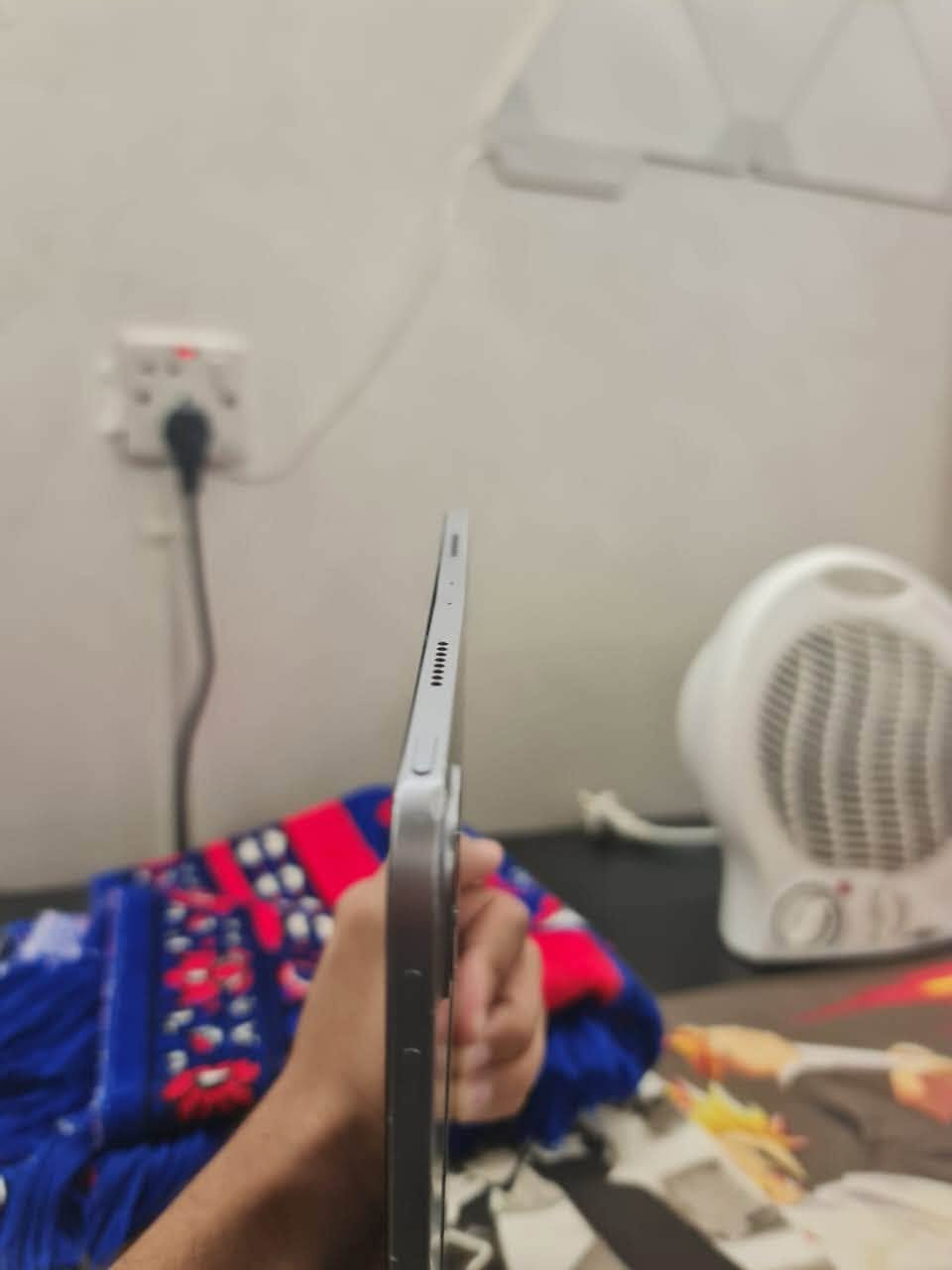 السلام عليكم ايباد pro m2 ذاكرة 256
مبدل شاشه اصلية بس ممكبوسه زين و عواج خفيف بالشاصيه و الباقي موضح بالصورة 
السعر 600  مكاني بغداد السيدية 
*********** واتس
