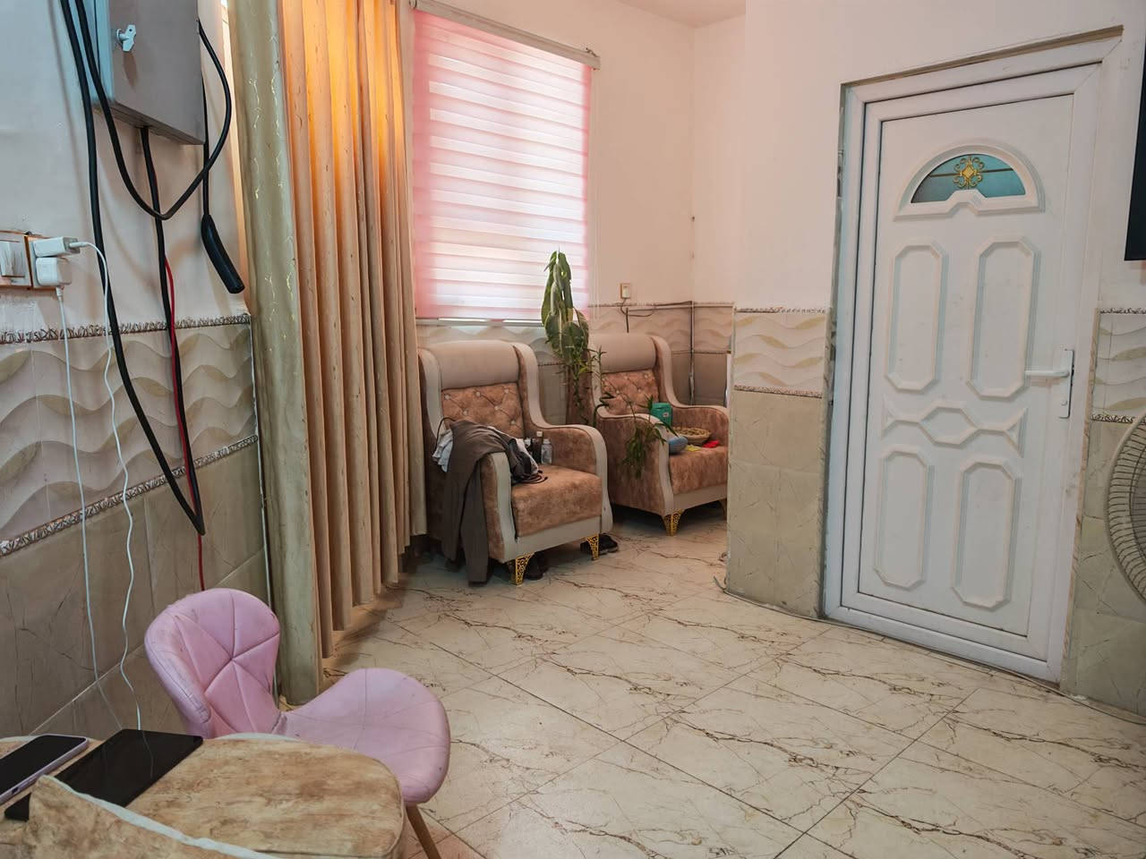 للبيع بيت طابقين  في حي الجامعة ركن 54 متر واجه 7  خلف الكفيل بناء حديث يحتوي على غرفة ومطبخ وصالة وصحيات في طابق الاول.
 والطابق الثاني يحتوي على غرفتين وصالة وصحيات ومؤثث بالكامل  للتفاصيل الاتصال على الرقم ***********
