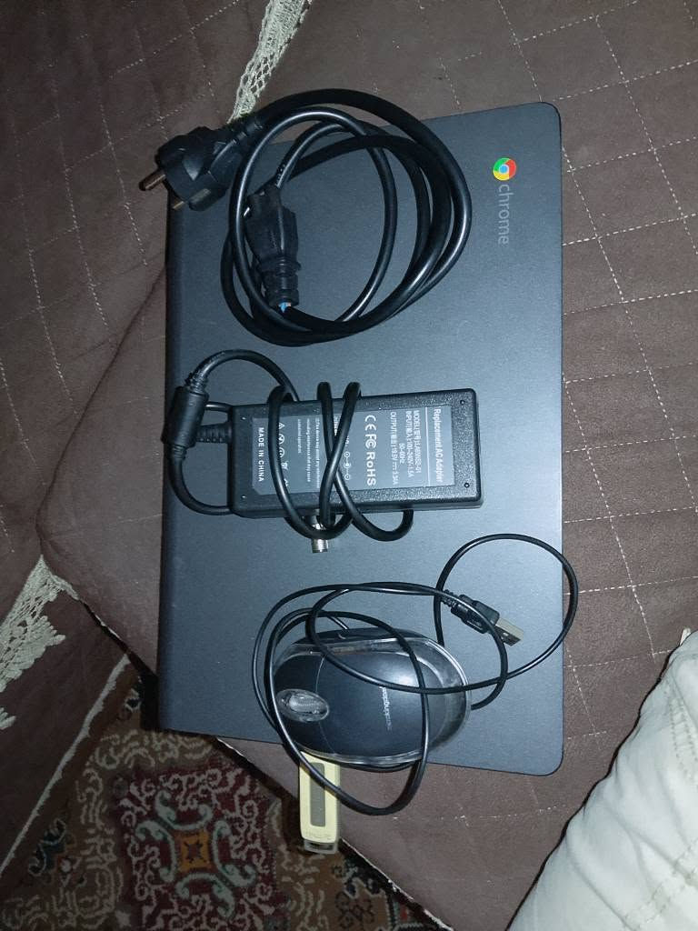 السلام عليكم 

حاسبة نضيفه ما مستخدمه الشاحنه الاصليه مالتها + رام + ماوس 
 
السعر 60 وبيها مجال 
*********** عمارة, ميسان

