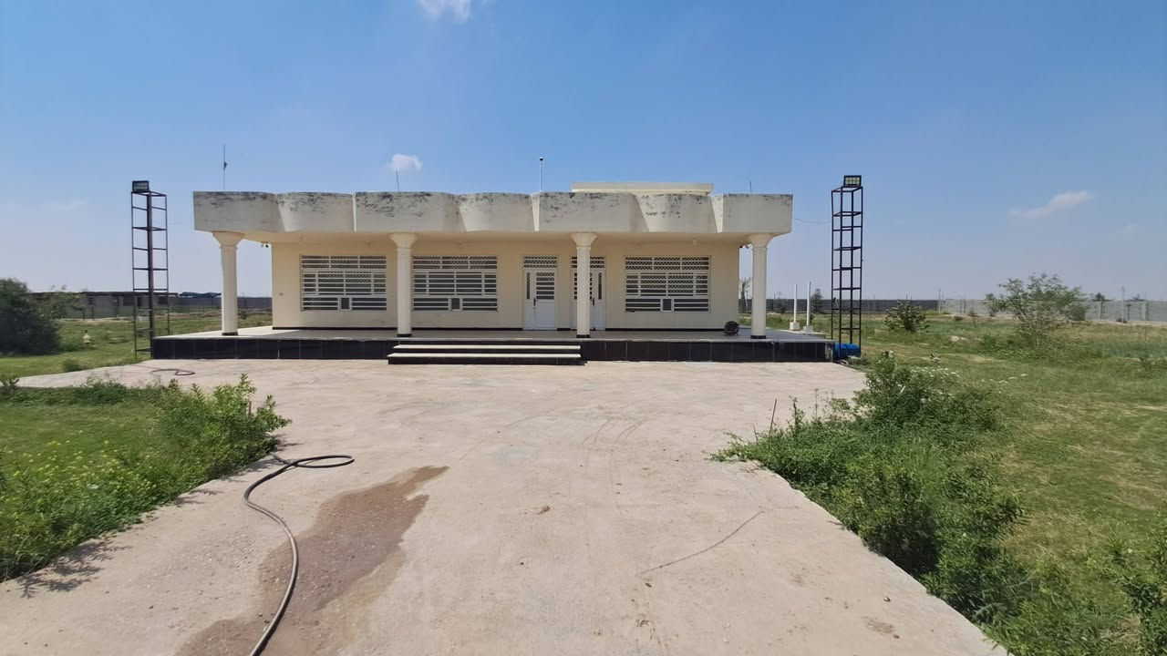 🏗️ عرض عقاري مميز: مزرعة نموذجية للبيع في جصان
​الموقع: ناحية جصان - على الشارع العام المؤدي إلى قرية الرحمانية (نهر الشعير يمر أمام الباب مباشرة).
​📐 المواصفات العامة للأرض:
​المساحة: 3 دونم.
​السند: طابو صرف (ملك صرف) باسم صاحبها الشرعي، خالية من أي ديون أو حجز.
​التسييج: مسيجة بالكامل "بلوك" مع أعمدة (دنك) كونكريتية بمسافة 3 متر بين العمود والآخر.
​الأبواب: أبواب خارجية حديد (درجة أولى).
​🏠 تفاصيل المنزل (بناء حديث 2024):
​تم البناء تحت إشراف كادر متخصص وبأعلى معايير الجودة الإنشائية:
​التصميم الداخلي: 3 غرف نوم + هول واسع + مطبخ + مضيف فخم (10×5 متر).
​الأساسات: حفر بعمق 1 متر، مع جلمود وسبيس ومحدلة، وصب أرضية (خباطة مركزية C35).
​الإنهاءات: الأرضيات بورسلين درجة أولى، والجدران سيراميك درجة أولى.
​السطح: صب مركزي، مع تغليف كامل بمادة "الآزوكام" بضمان شركة متخصصة من بغداد.
​الدرج: مرمر درجة أولى.
​🌳 المرافق والخدمات:
​الزراعة: نخل بحالة ممتازة وأشجار مثمرة متنوعة.
​الحديقة: ثيل بتصميم هندسي يحيط بالمنزل (بعرض 10 أمتار من جميع الجهات).
​الثروة الحيوانية: توفر "محاصير" مبنية من البلوك مخصصة للحلال.
​الخدمات: كهرباء نظامية (حكومية)، وقرب المدارس (المدرسة الابتدائية تبعد 150 متر فقط).
​الأمن: منظومة كاميرات مراقبة تغطي كافة جوانب المزرعة.
​📞 للاستفسار والتواصل:
​يمكنكم زيارة مكتب عقارات محمد الواسطي أو الاتصال عبر الأرقام التالية:
​واتساب / اتصال: [***********]
​اتصال: [***********]
​مبدأنا: الشفافية التامة؛ لا نتعامل برفع الأسعار، وهدفنا هو الجمع بين البائع والمشتري بالعدل.
لسنا الوحيدين.. ولكننا الأفضل.

