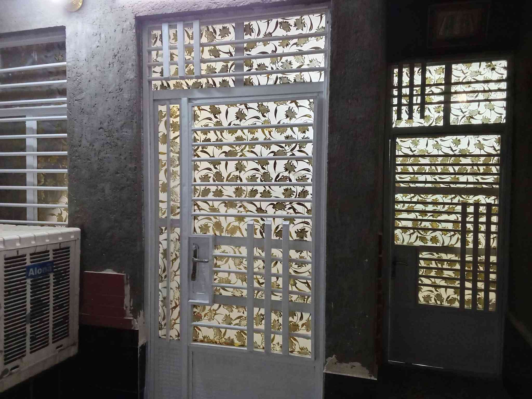 السلام عليكم.

بيت للبيع مساحه 100م .5×20 زراعي سند 25
قاط ونص . 
القاط الاول  ....يحتوي ع استقبال 6 متر .
ومطبخ وغرفة 5×4  .حمامات 2  ومنور ترك. طرمه 3 متر .

القاط الثاني يحتوي على غرفة 5×4  وحمام مشترك
بيت كامل وحديث بناء 2021

حي البساتين حي المصطفى قرب حسينيه محمد الجواد ع . شارع 10 متر تبليط  جميع الخدمات .
 متوفرة 
زراعي سند 25  
سعر 110 بي مجال 
***********

نص مكتوب في الصور:
- Alona