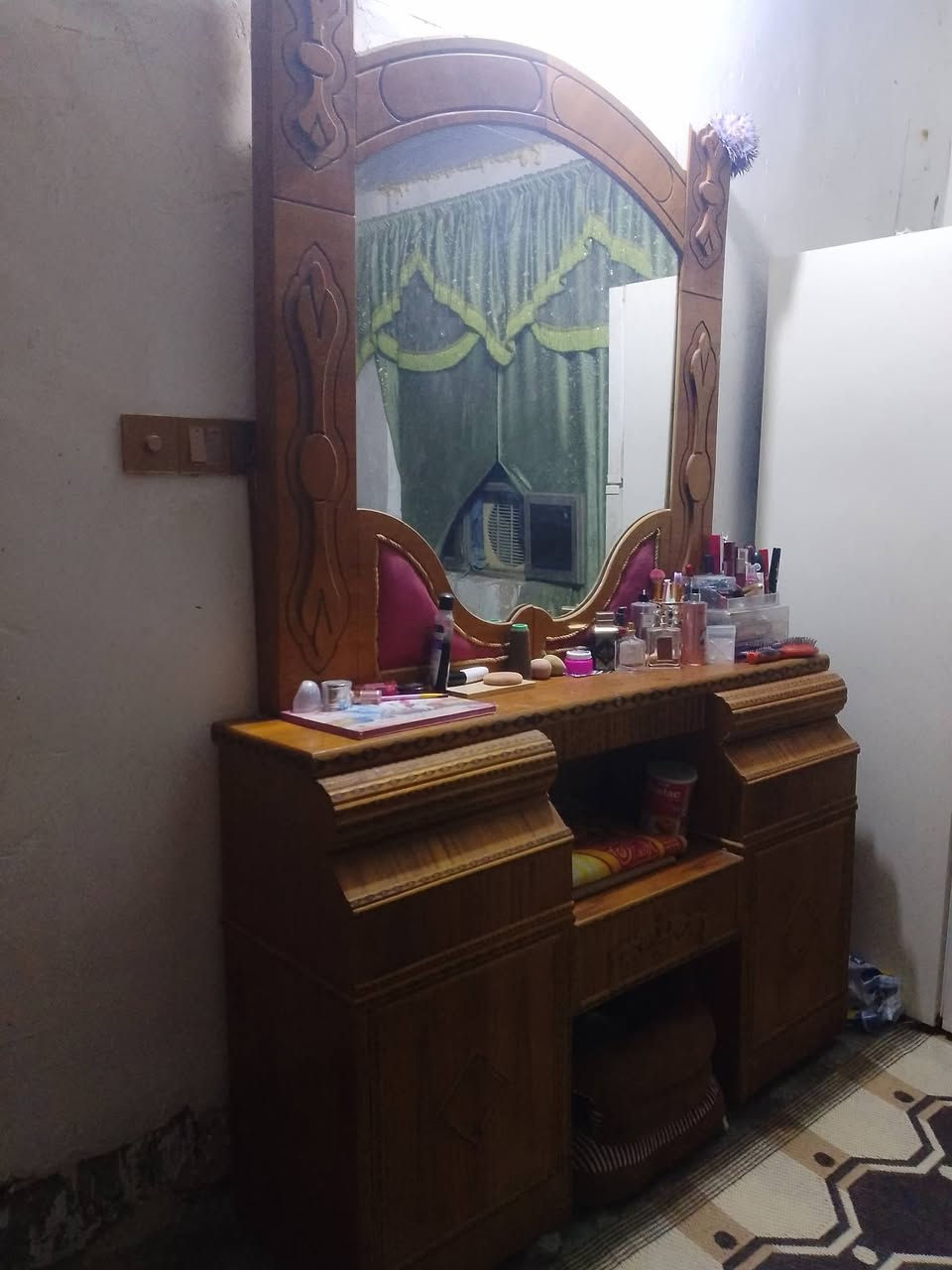 غرفه اخشاب تزگام جديده مستعمله 6اشهر فقط السعر 900وبيها مجال 
واتساب ***********
