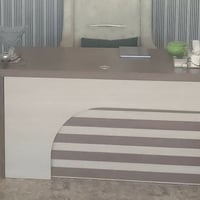 ميز مكتبي • استخدام قليل • للبيع