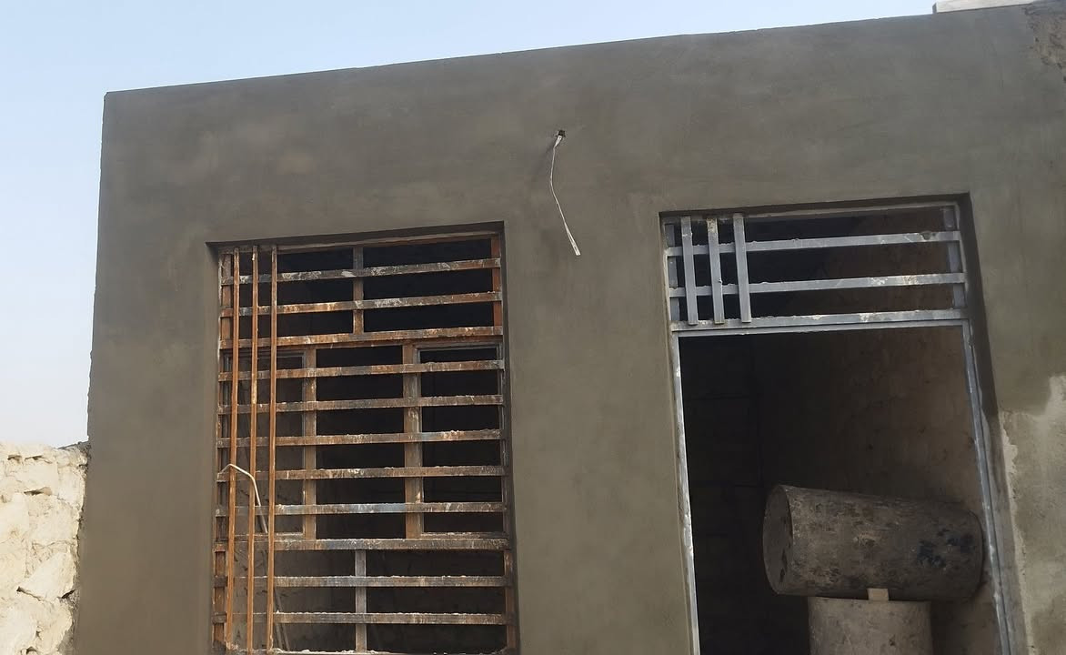 سلام عليكم متفرغ خلفه مع عماله جص + اسمنت  ***********
