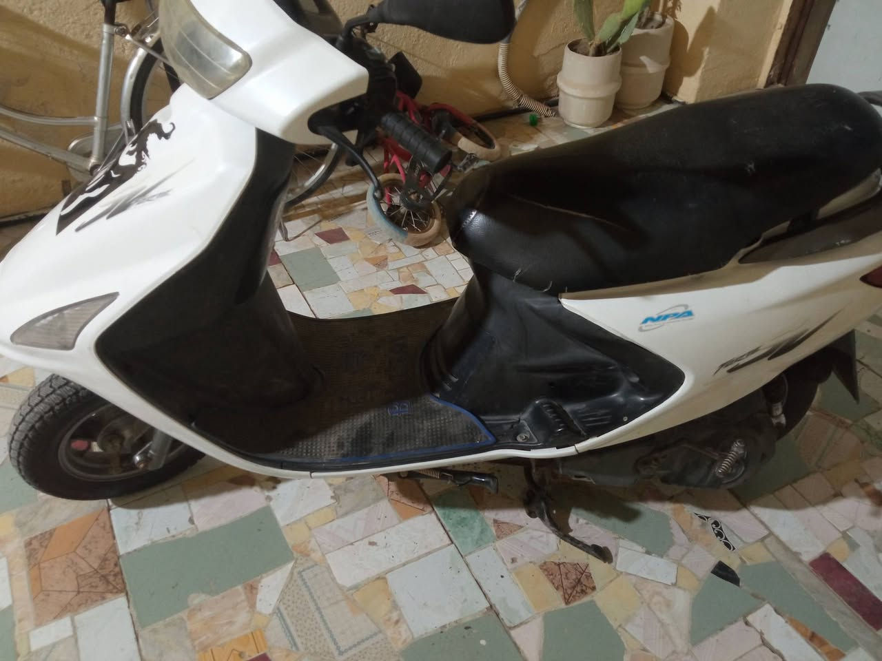فراشه للبيع الكهربائيات جاهزه سلف هندر بس  المحرك يبخر  السعر 280 وبيه مجال مكان الدراجه حله الاستفسار الاتصال ***********
