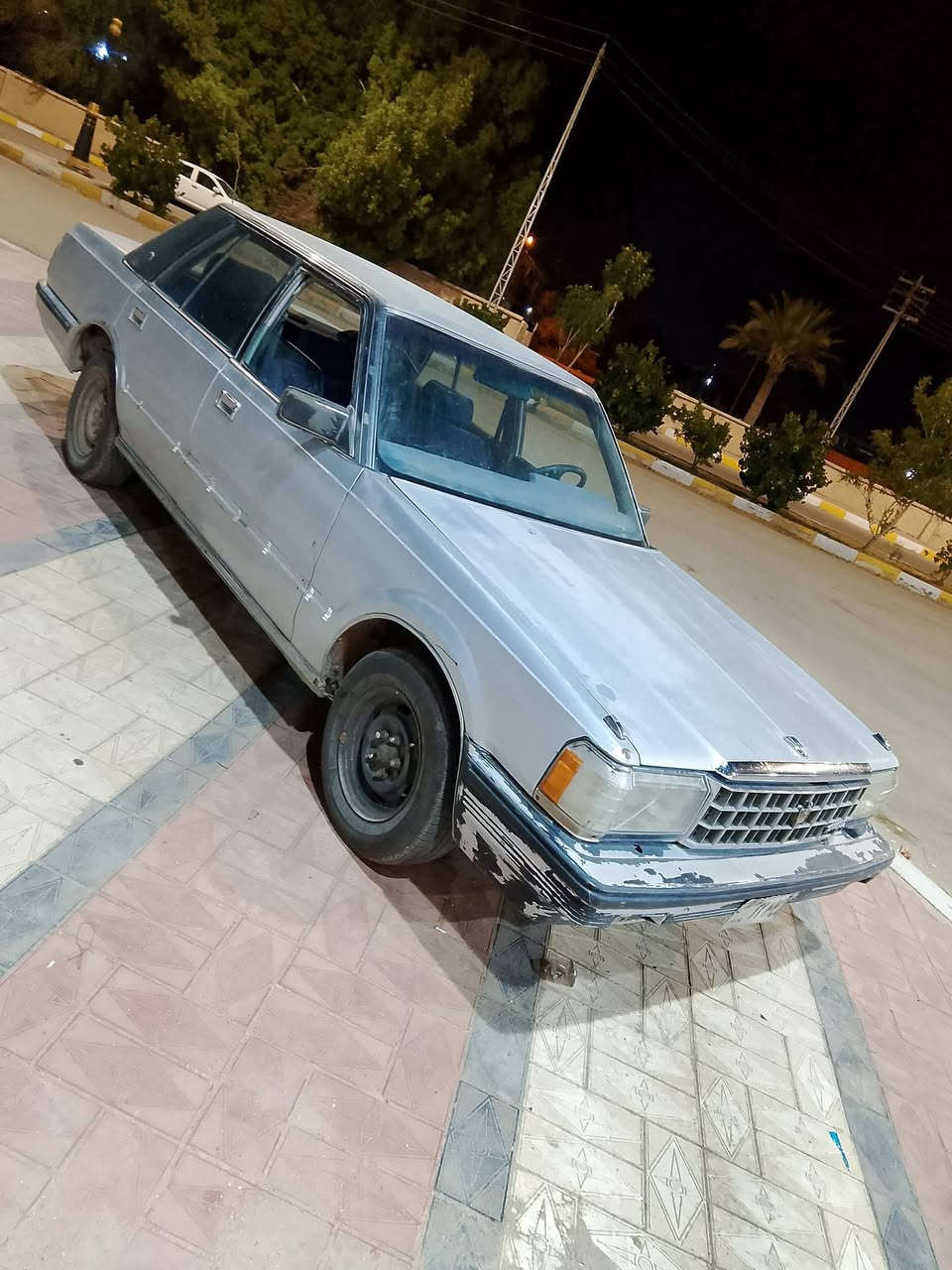سلام عليكم للبيع او مراوس سوبر مديل 1985 رقم بغداد انكليزي دولي الجديد بسمي سياره مكفوله من الصبغ وضربه بلاديه مكينه وكير 2ونص جدد حداديه جديد تخم تاير باتري جديد كهربائيات شغاله سياره جاهزة السعر 33 وبيه مجال مكاني ناصريه مركز شراي يتصل مكلف بنشر مامتواجد على الفيس وهاذ رقم ***********
