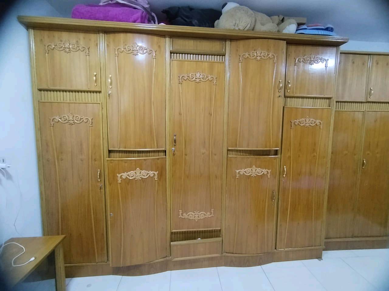 غرفة نوم كاملة بحالة ممتازة للبيع.
​المحتويات: سرير مزدوج مع كومودينات، خزانة (كانتور) كبيرة 6 أبواب مع ملحق علوي، ومايز تواليت مع مرآة ووحدة تخزين.
​السعر: 1,200,000 دينار (مليون و200 ألف).
​الموقع: كربلاء المقدسة.
​للتواصل: *********** وتساب